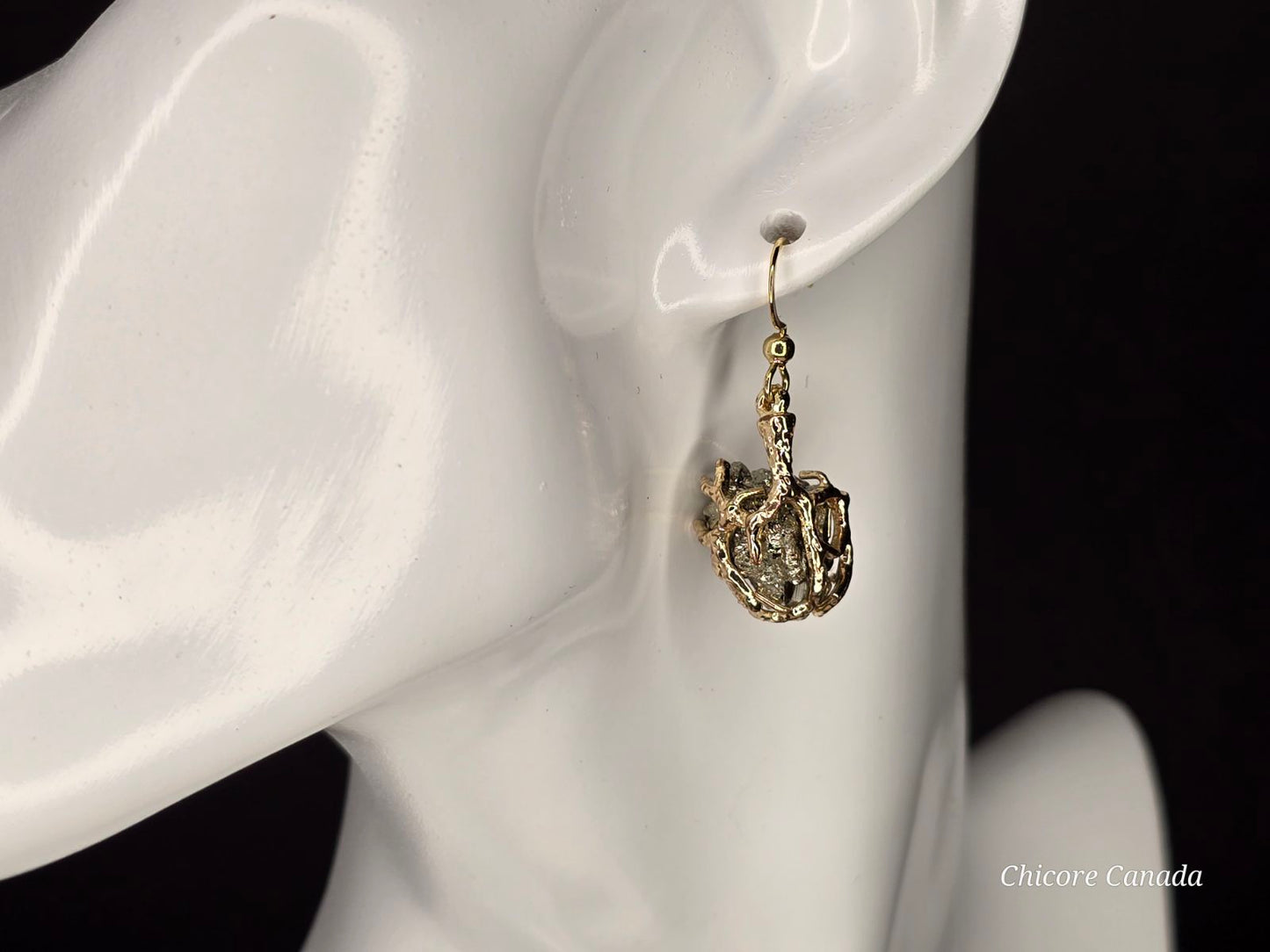 Boucles d'oreilles en pyrite naturelle faites à la main dans un ton élégant et sophistiqué