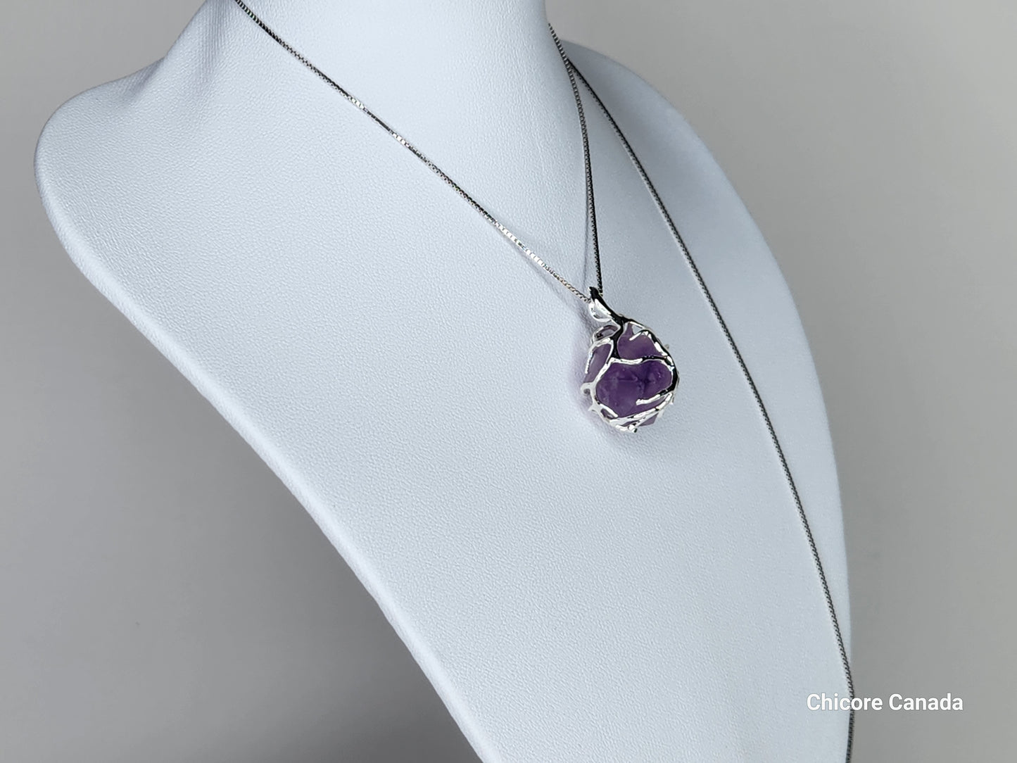 Pendentif exquis en améthyste brute naturelle fait à la main avec collier réglable