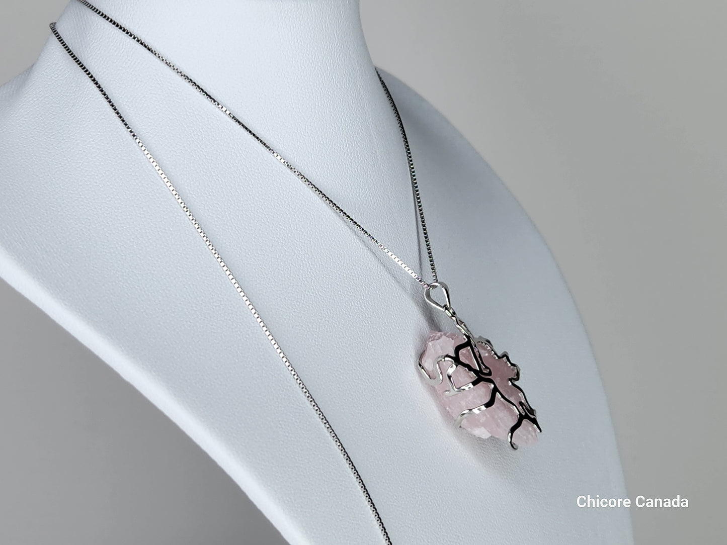Collier pendentif en argent sterling 925 fait à la main mettant en vedette Cupidon sur une pierre d'améthyste brute avec collier réglable