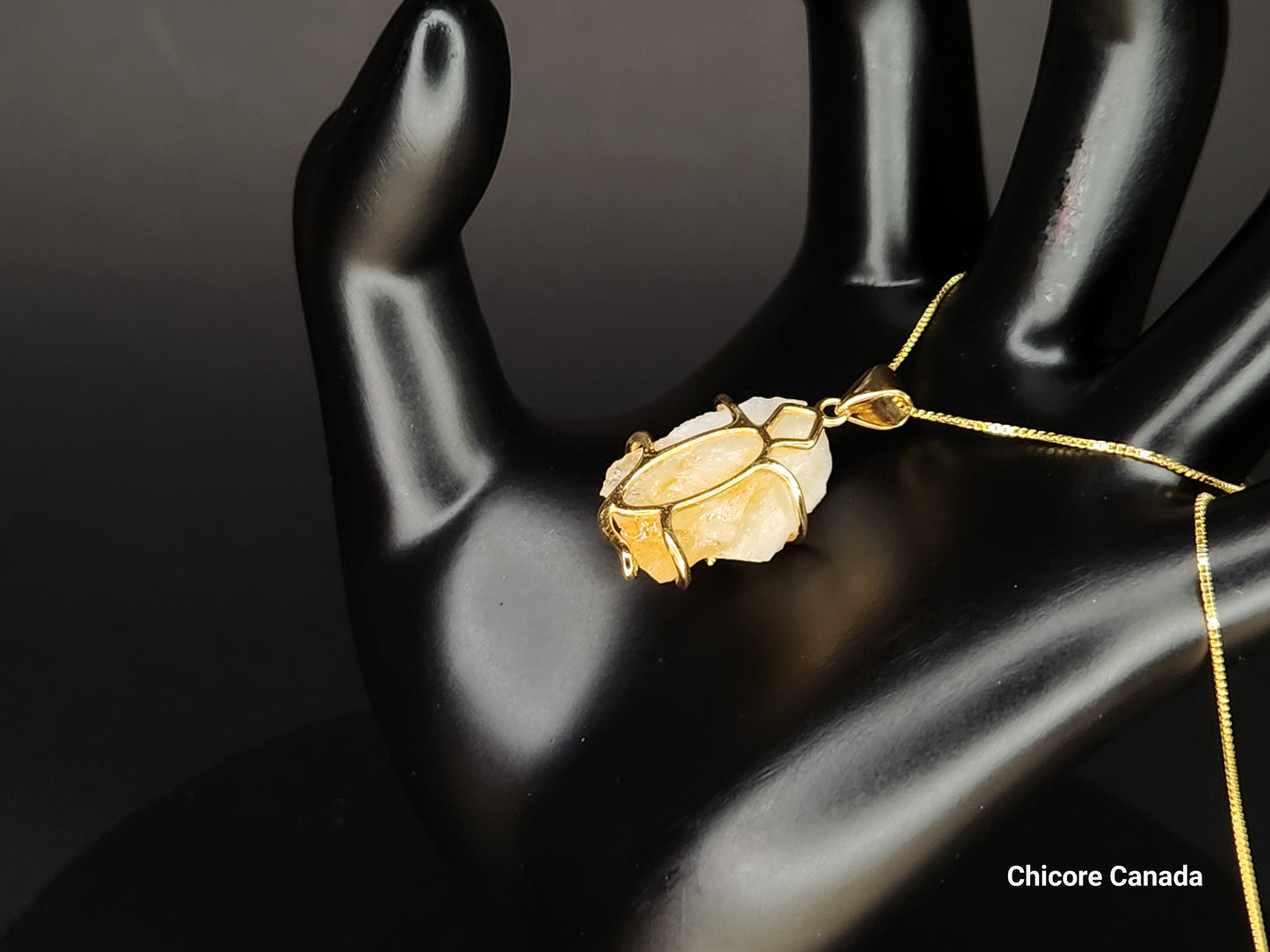 Collier pendentif artisanal en citrine brute naturelle à longueur réglable