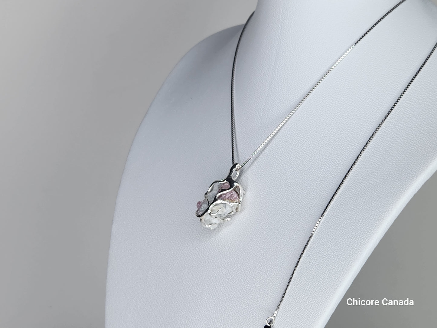 Pendentif en tourmaline rose brute raffiné fait à la main avec chaîne réglable