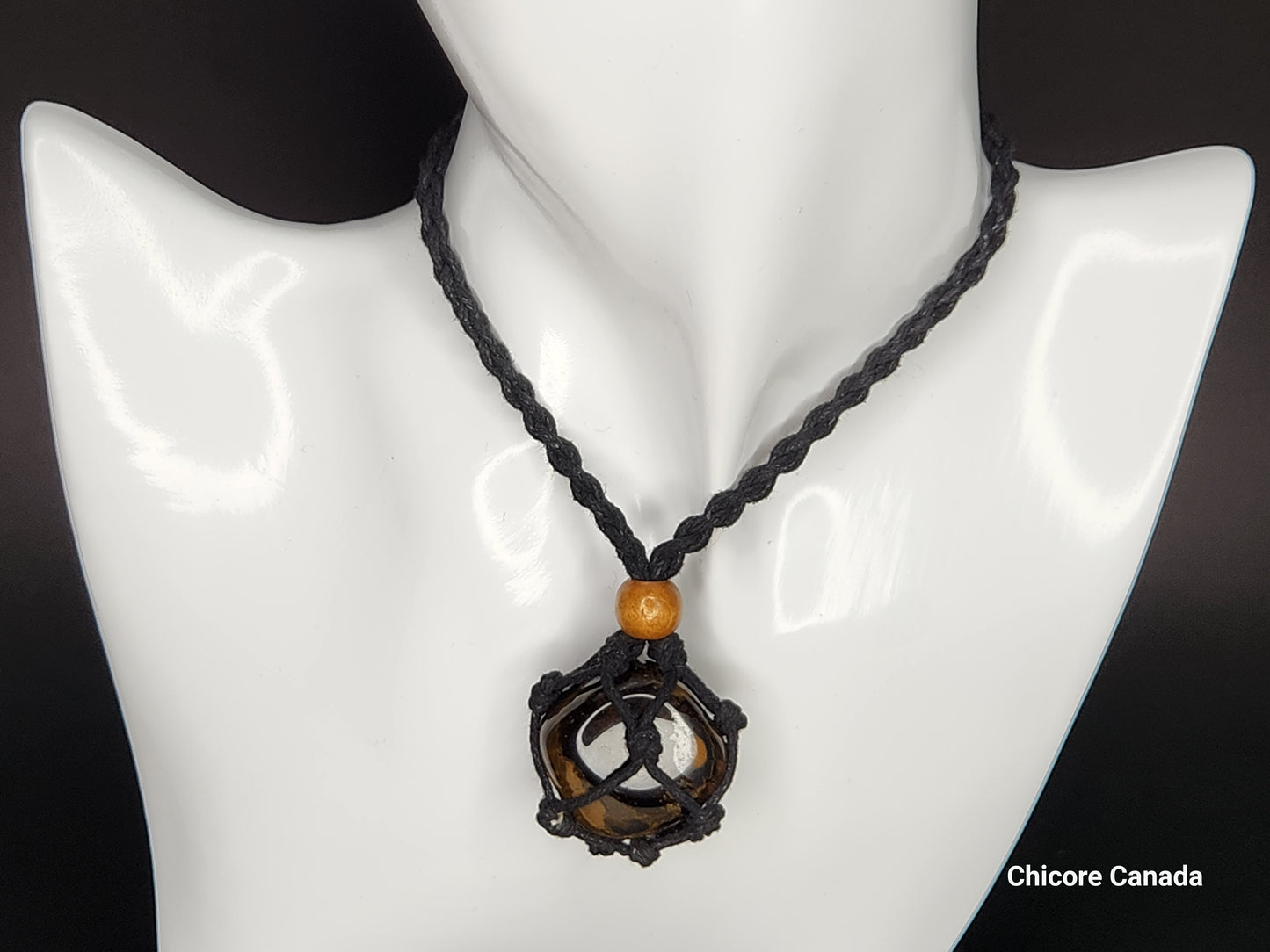 Pendentif en œil de tigre fabriqué à la main dans une cage en corde avec collier réglable – Cadeau rassurant et élégant