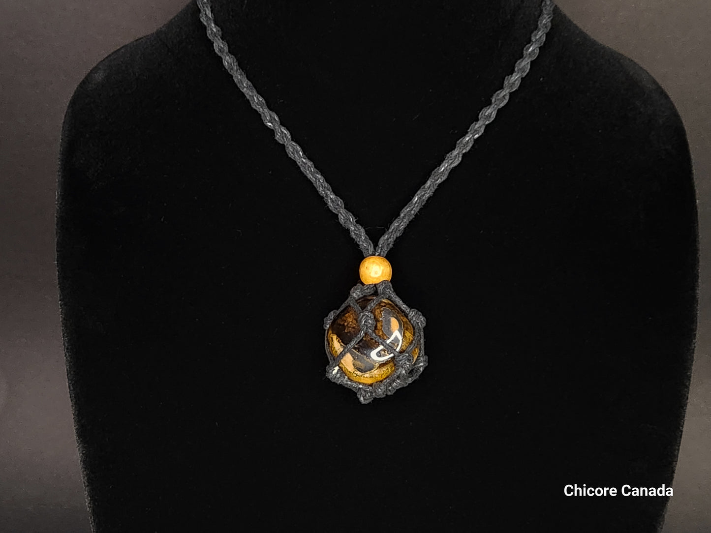 Pendentif en œil de tigre fabriqué à la main dans une cage en corde avec collier réglable – Cadeau rassurant et élégant