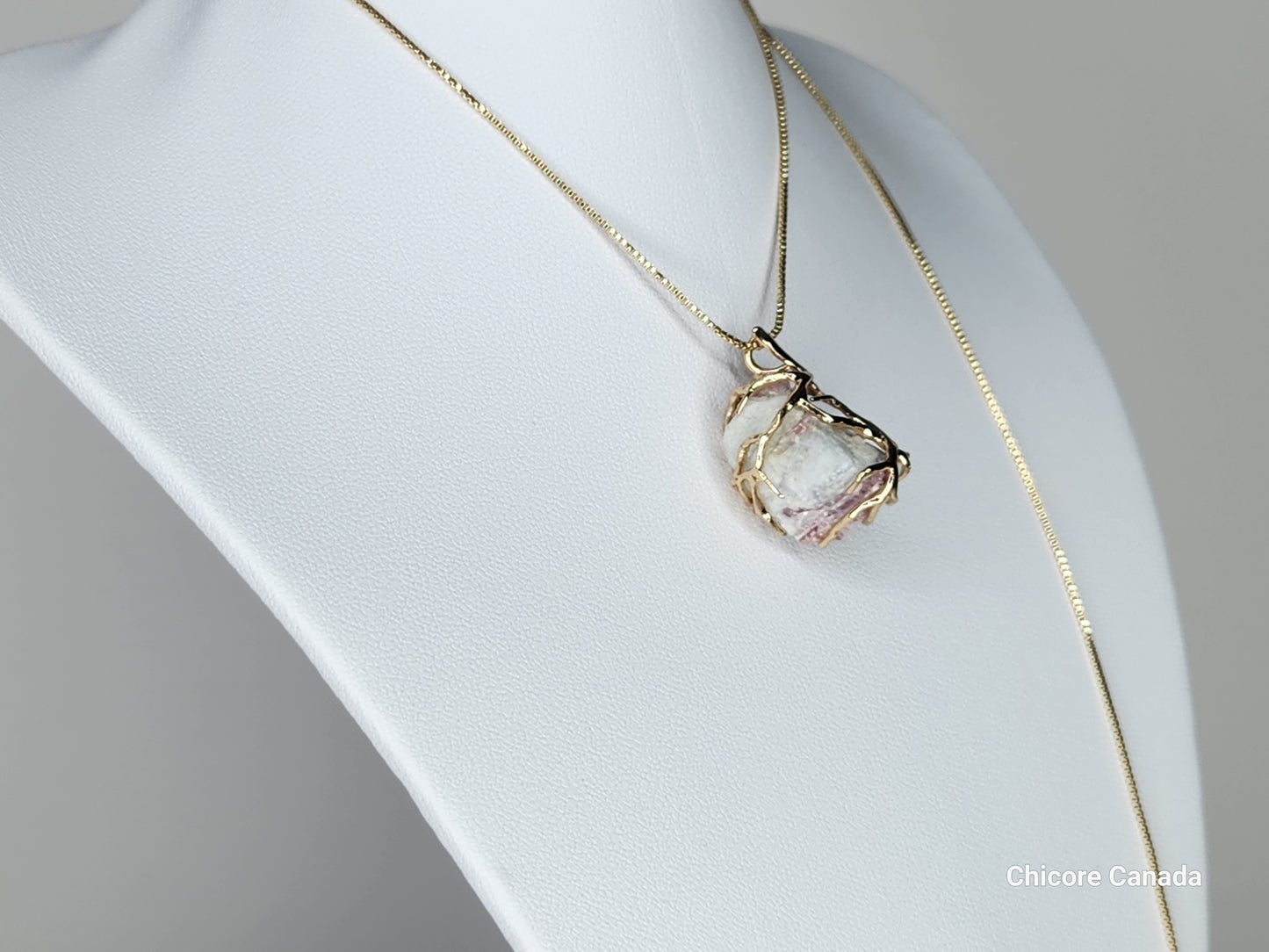 Collier pendentif en tourmaline rose naturelle brute fait main – Une élégance sophistiquée