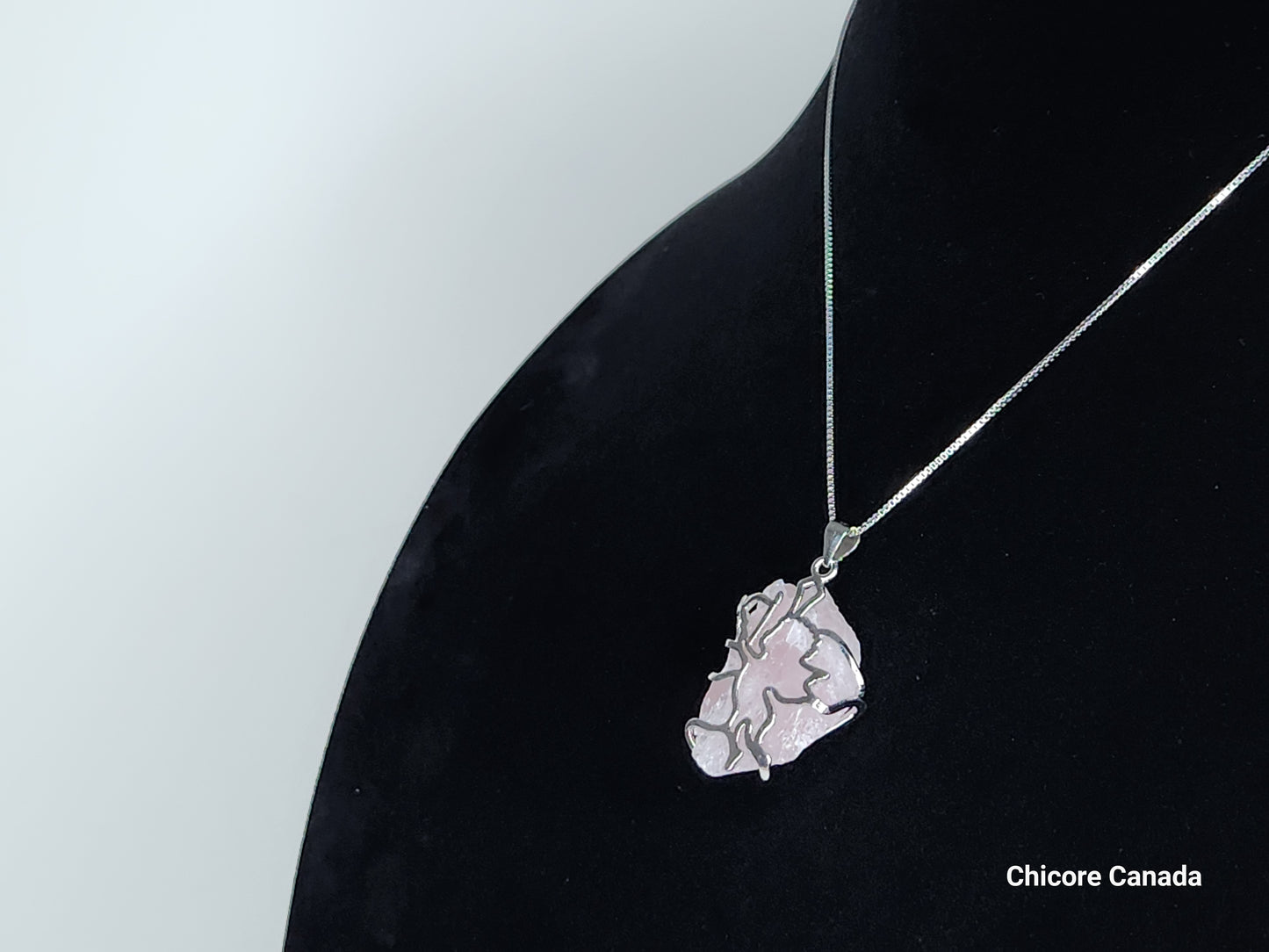 Collier pendentif en argent sterling 925 fait à la main mettant en vedette Cupidon sur une pierre d'améthyste brute avec collier réglable