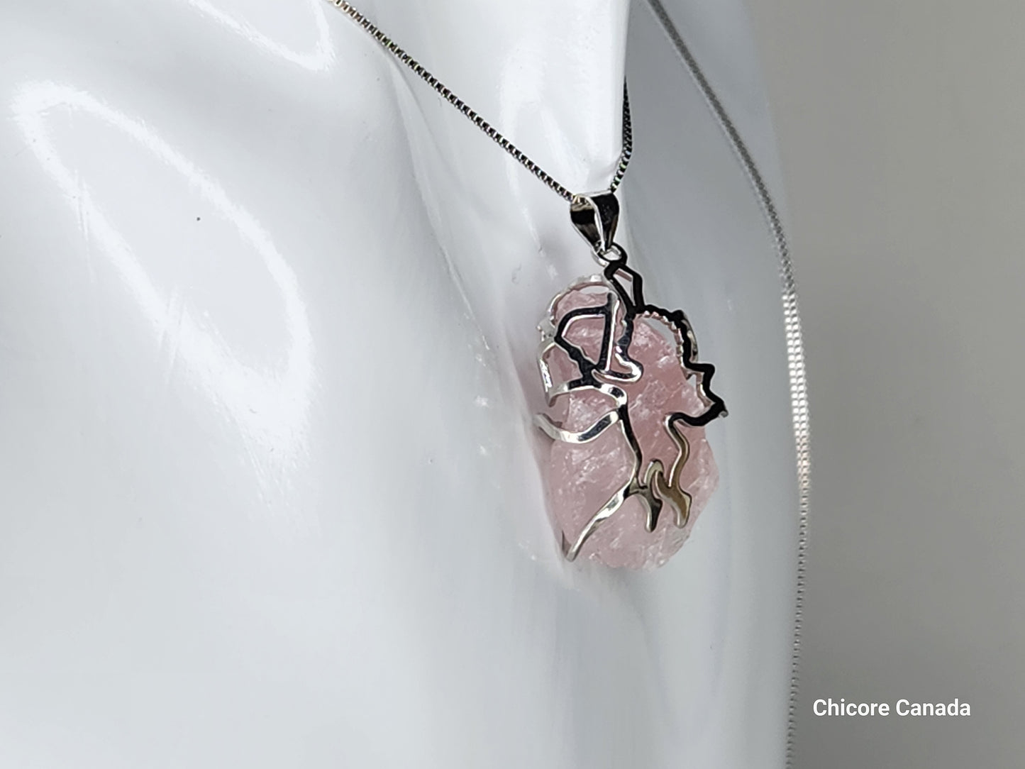 Pendentif Cupidon artisanal en argent sterling 925 avec cristal de quartz rose et collier réglable – Une touche d'élégance romantique intemporelle