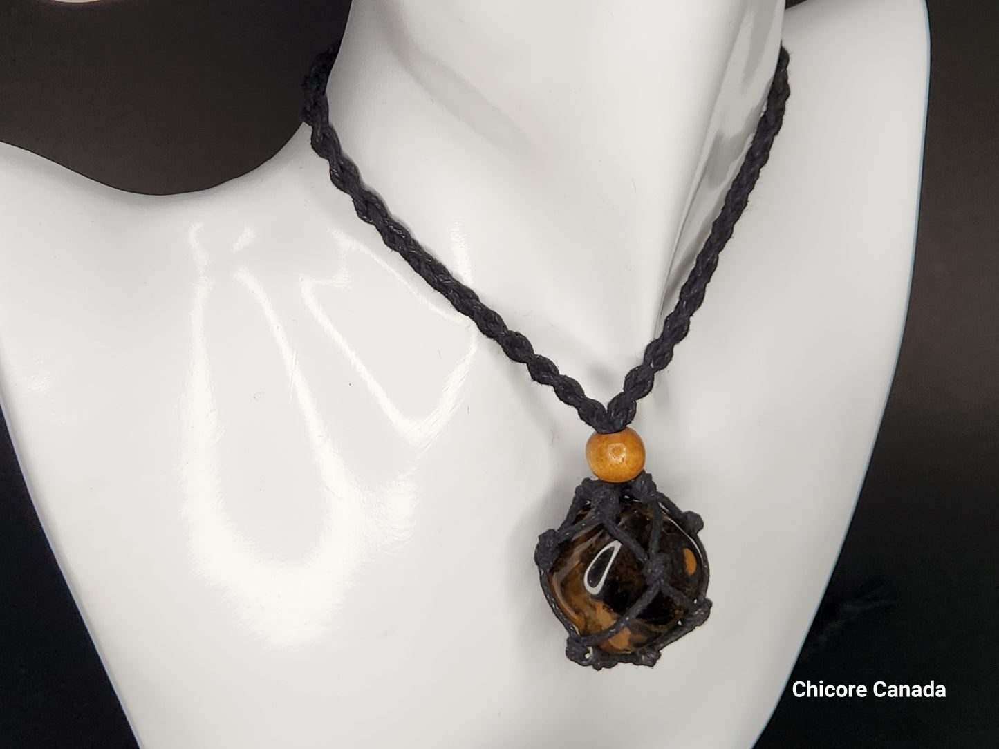 Pendentif en œil de tigre fabriqué à la main dans une cage en corde avec collier réglable – Cadeau rassurant et élégant