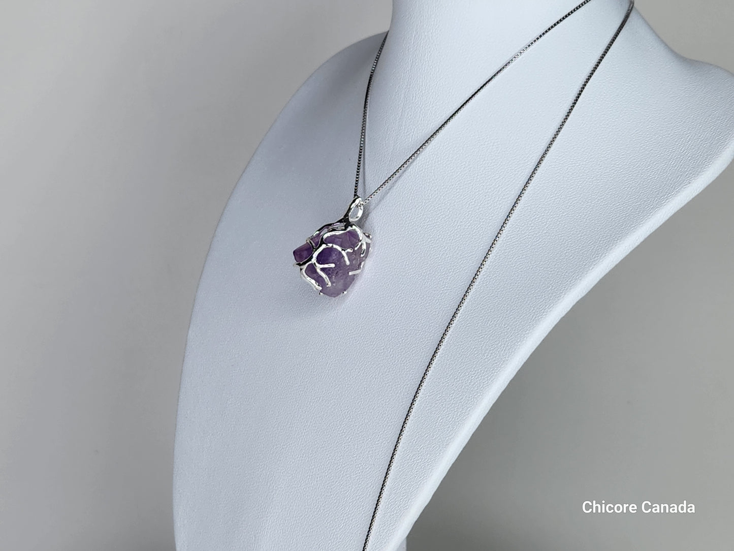 Pendentif exquis en améthyste brute naturelle fait à la main avec collier réglable