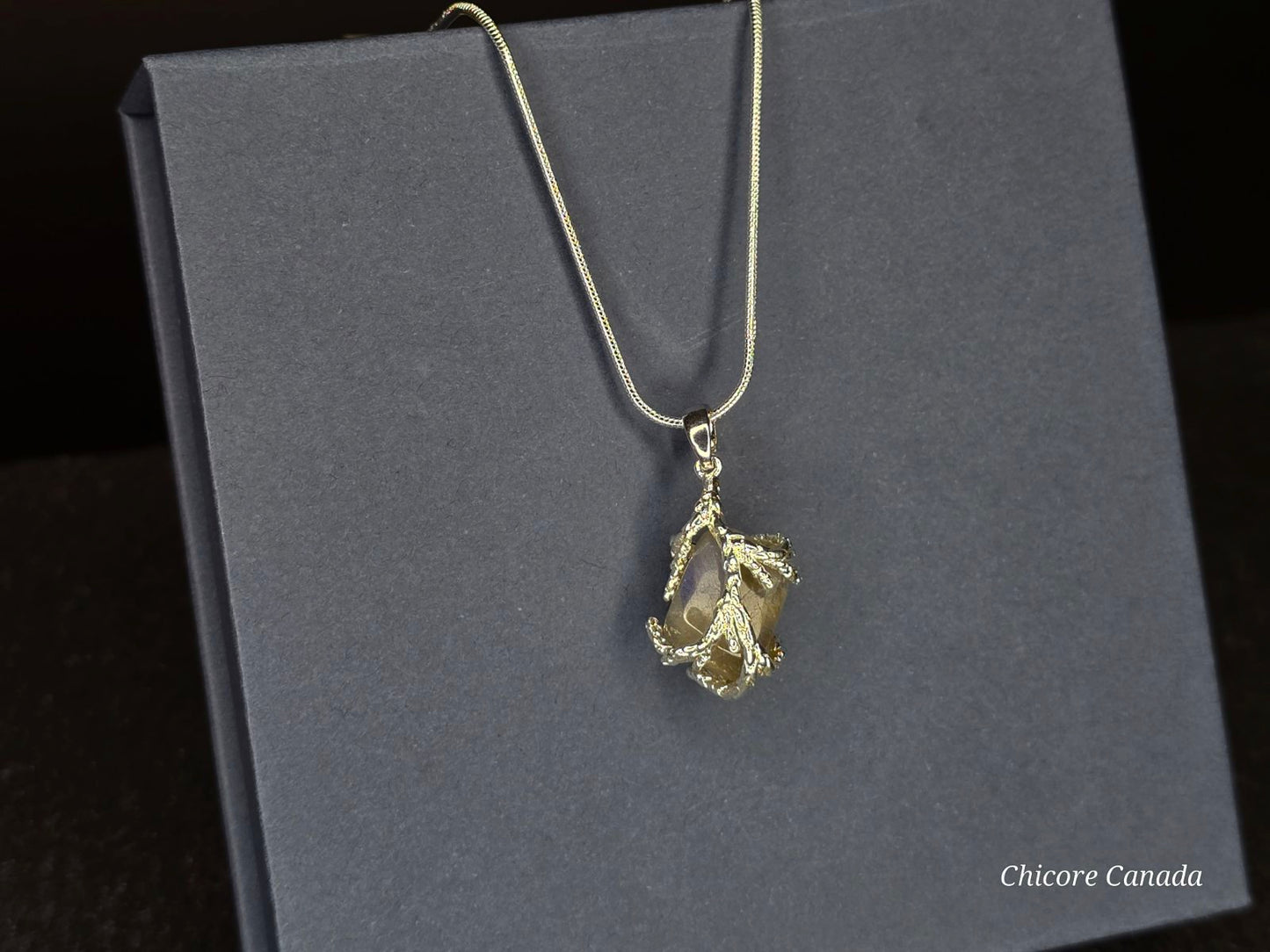Collier pendentif en pierre de lune naturelle fait main exquis – une touche d’élégance intemporelle