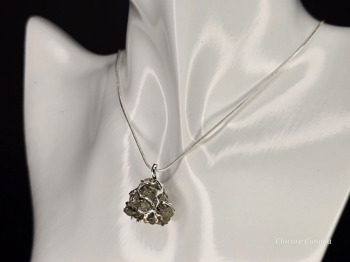 Collier pendentif en pyrite exquis fait à la main - Une élégance luxueuse dans chaque détail