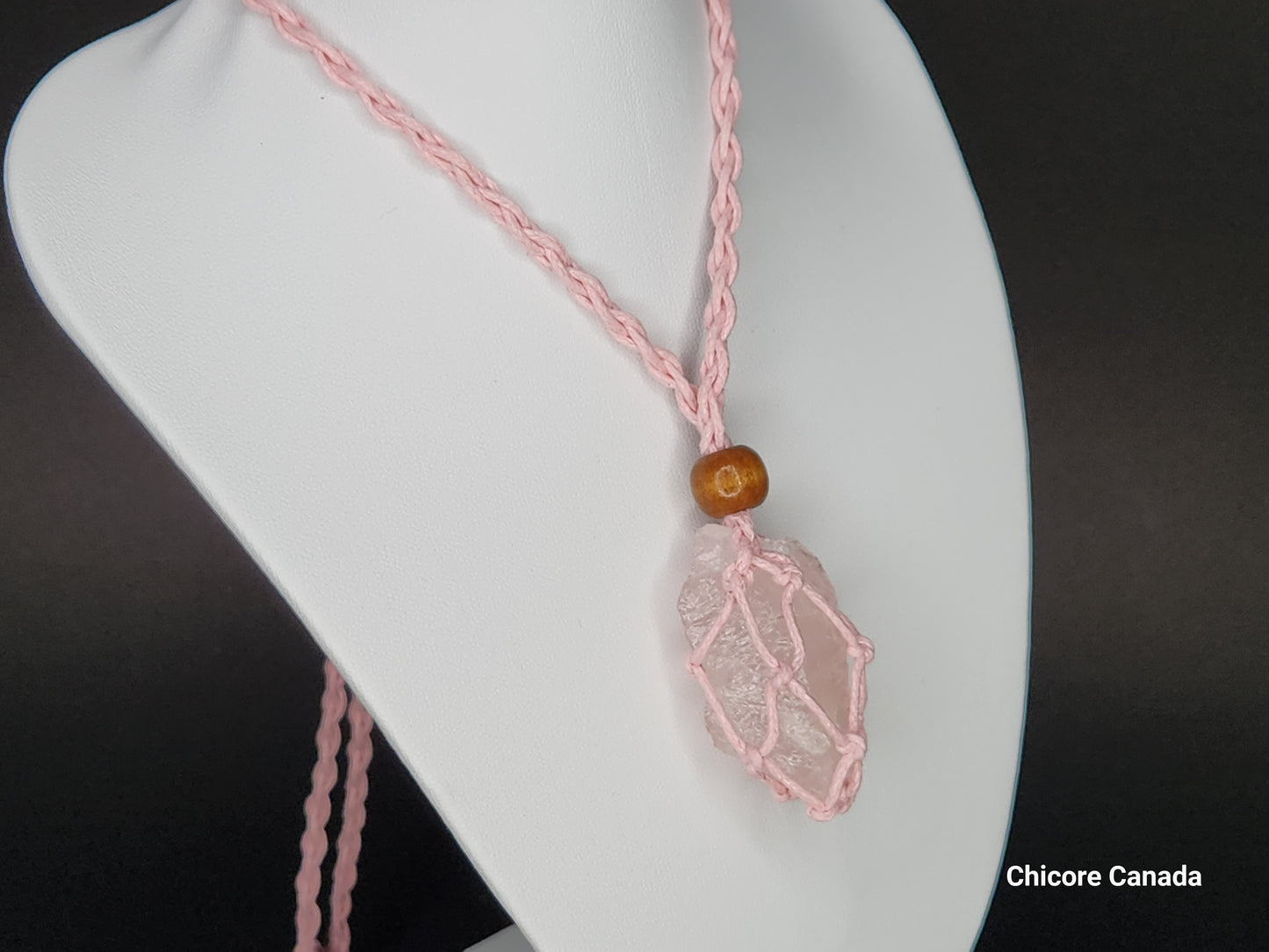 Collier cage en quartz rose brut fait main avec corde réglable