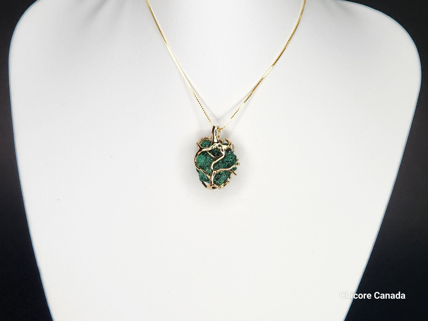 Un élégant collier pendentif en malachite verte brute avec chaîne réglable - Adoptez la transformation et l'équilibre