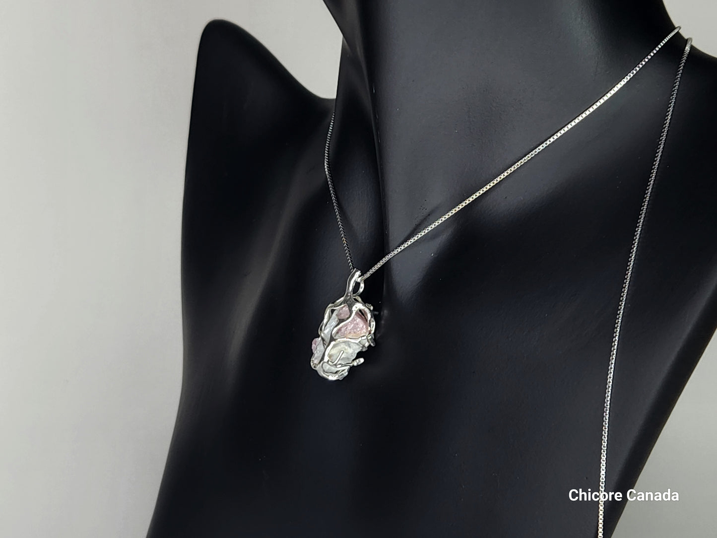 Pendentif en tourmaline rose brute raffiné fait à la main avec chaîne réglable