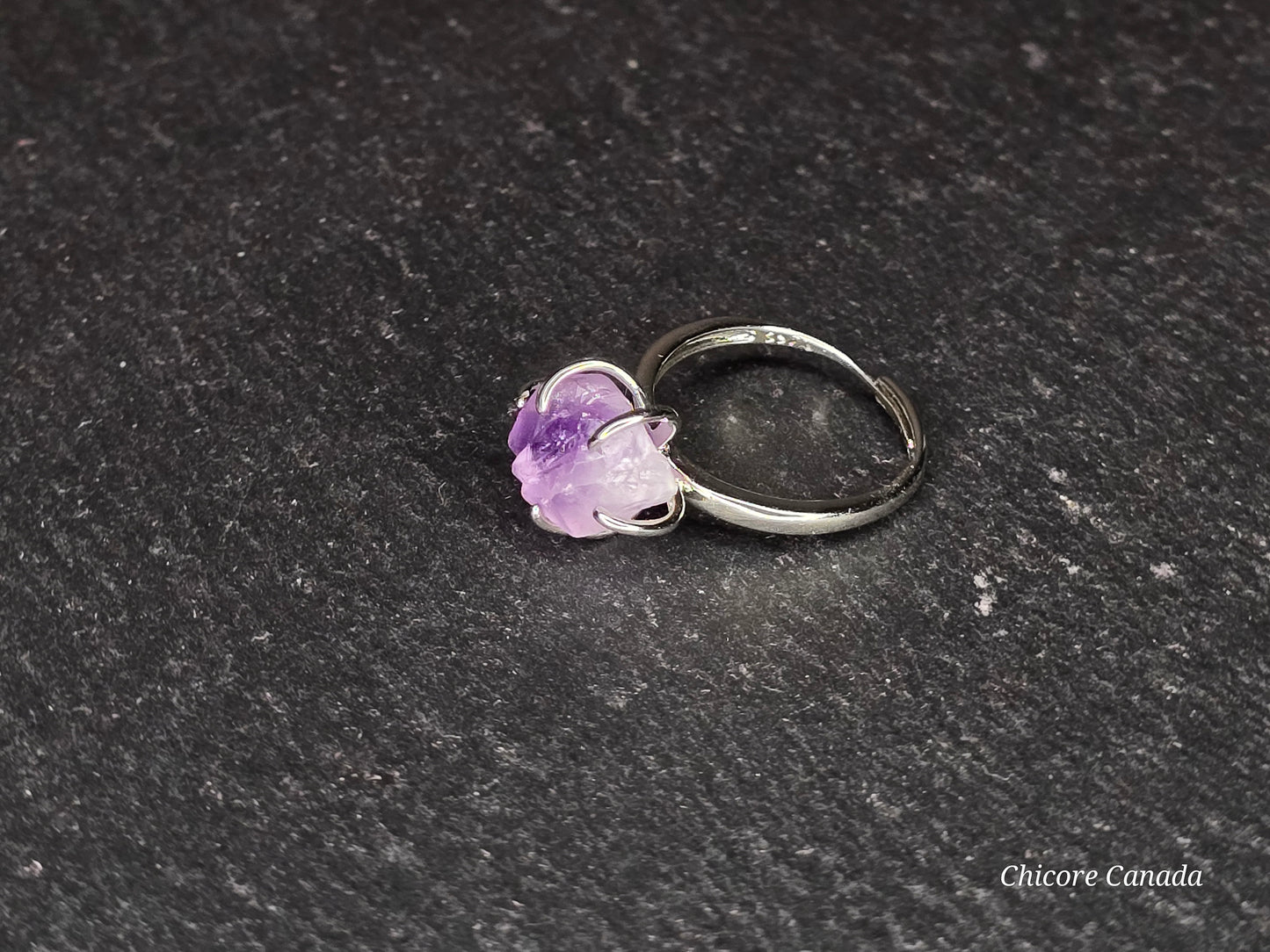 Beauté artisanale en améthyste : bague artisanale élégante et ajustable