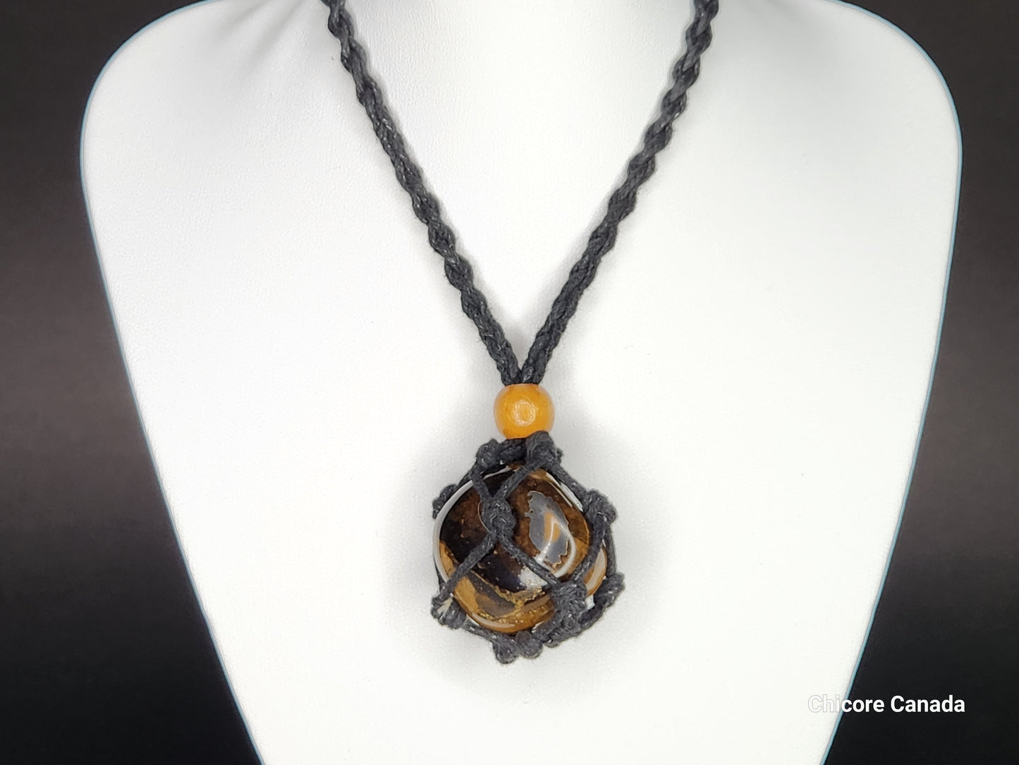Pendentif en œil de tigre fabriqué à la main dans une cage en corde avec collier réglable – Cadeau rassurant et élégant