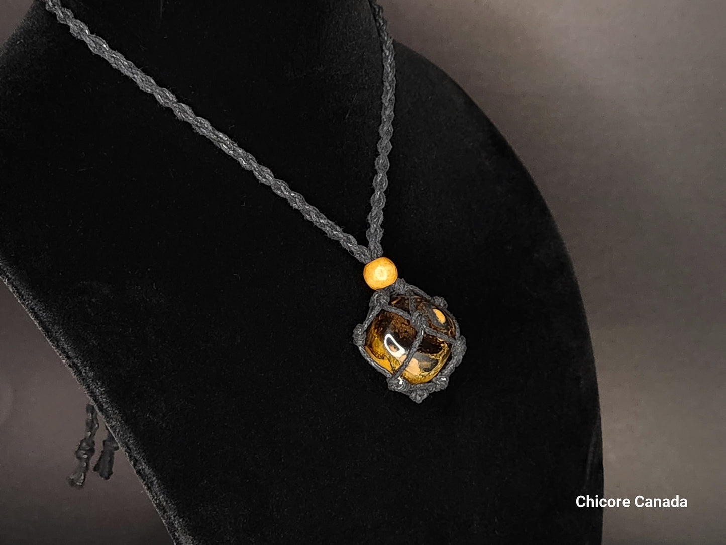 Pendentif en œil de tigre fabriqué à la main dans une cage en corde avec collier réglable – Cadeau rassurant et élégant