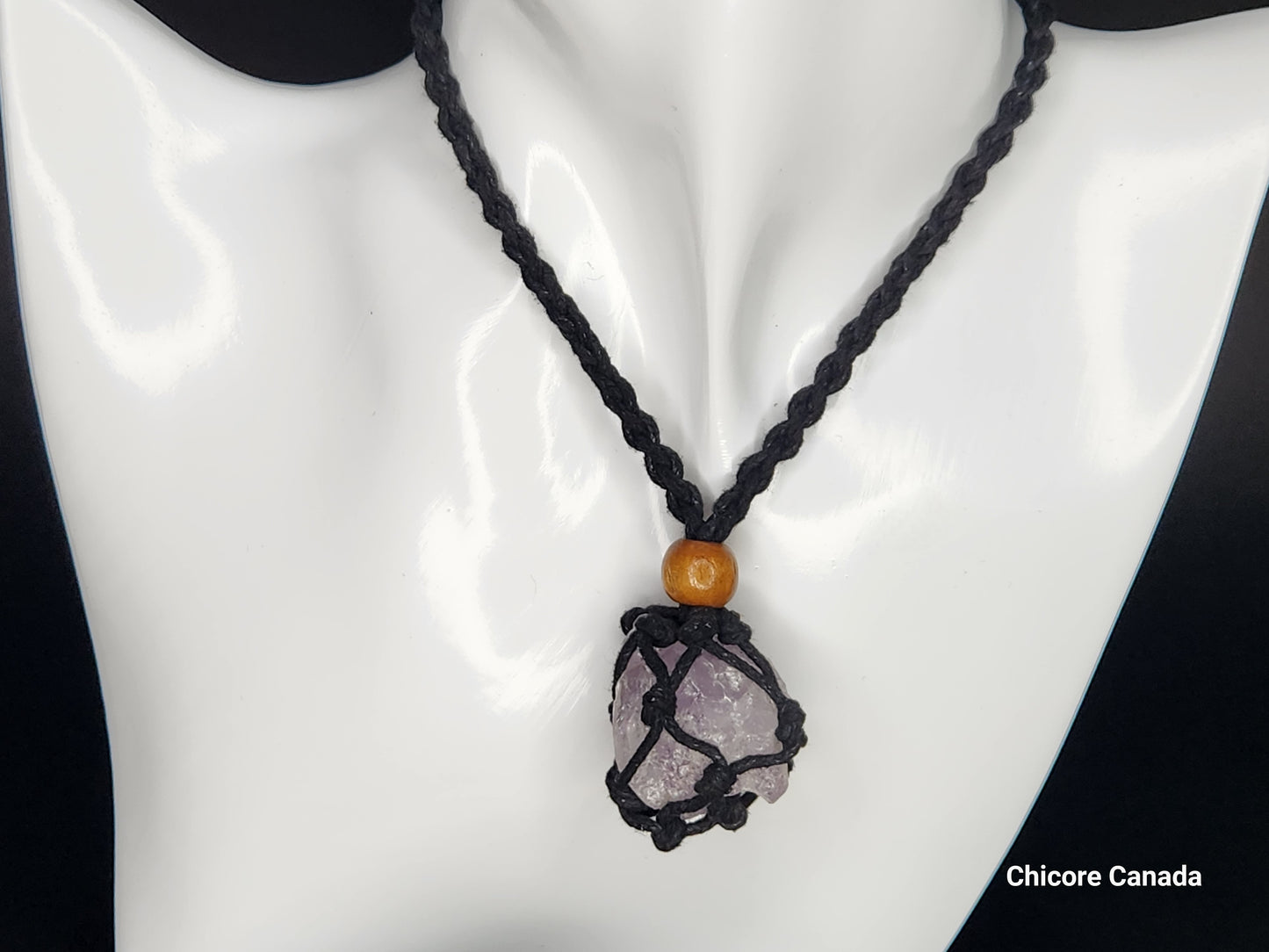 Pendentif en améthyste brute fait à la main dans une cage naturelle avec longueur de collier réglable