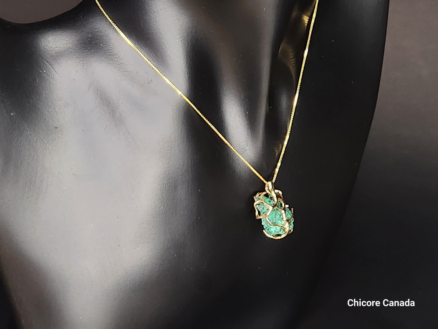 Un élégant collier pendentif en malachite verte brute avec chaîne réglable - Adoptez la transformation et l'équilibre