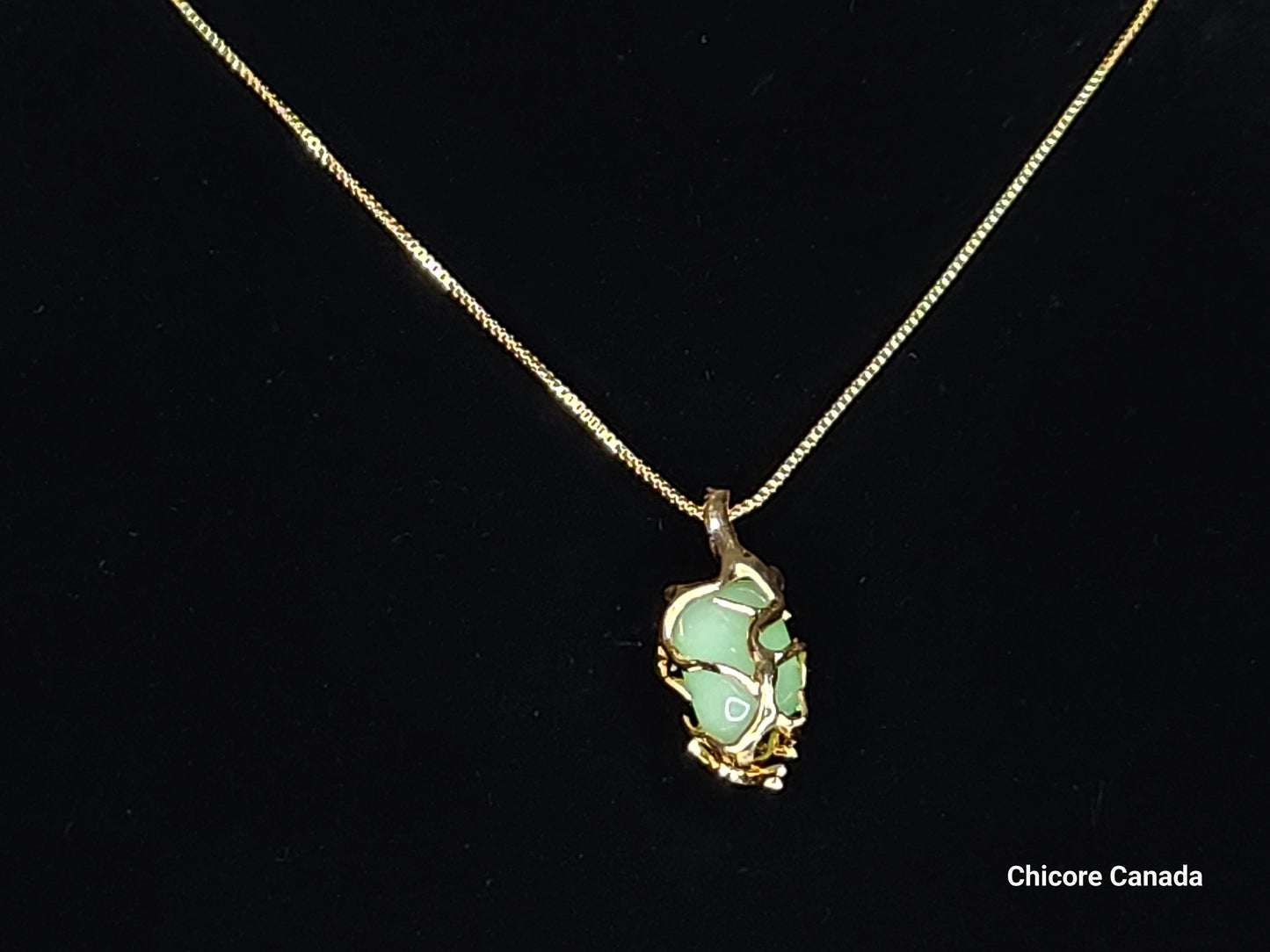 Pendentif en jade naturel fait main avec collier ajustable – Un charme de magie éternelle