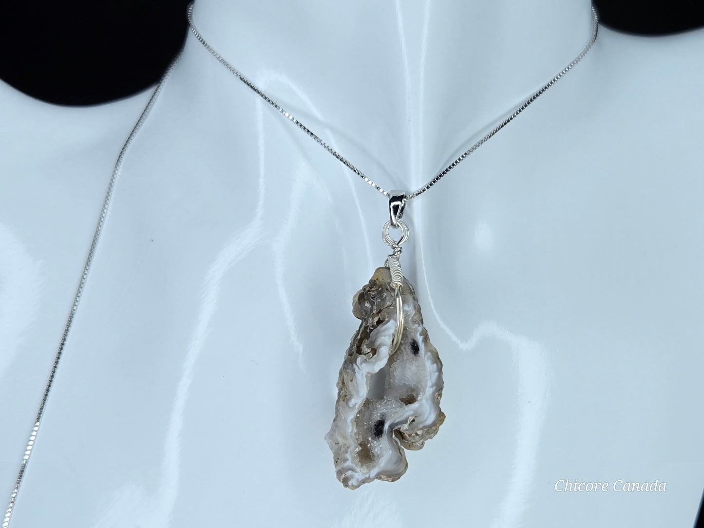 Agate Geode Slice Pendant – Shine Bright with Natural Crystal Sparkle
