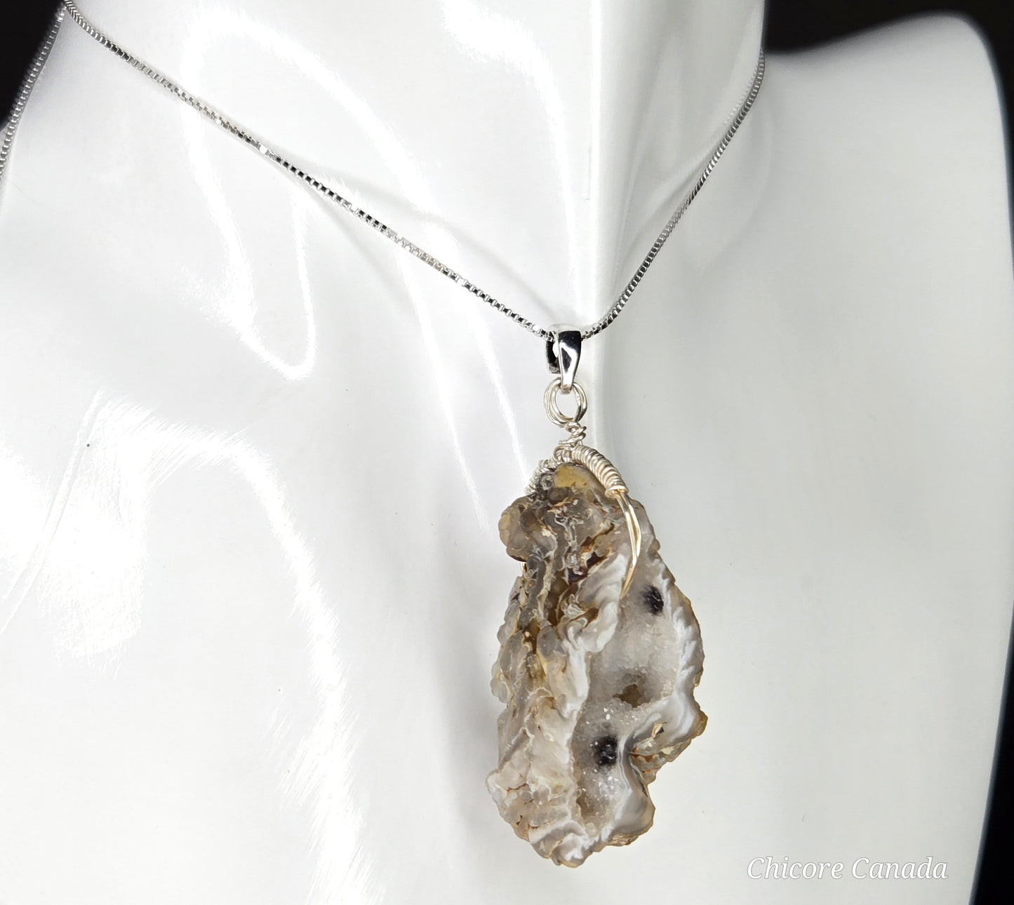 Agate Geode Slice Pendant – Shine Bright with Natural Crystal Sparkle