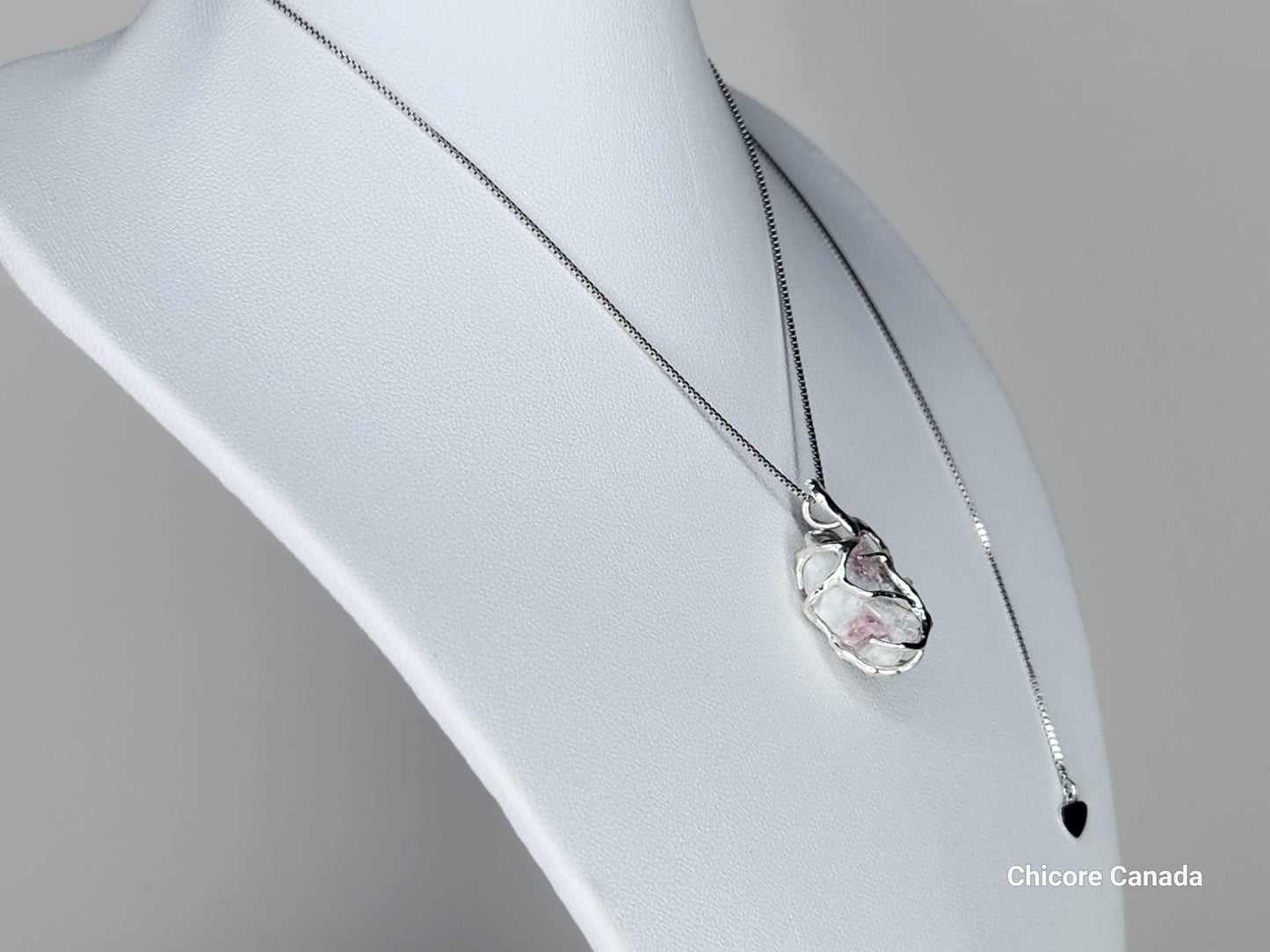 Pendentif en tourmaline rose brute raffiné fait à la main avec chaîne réglable