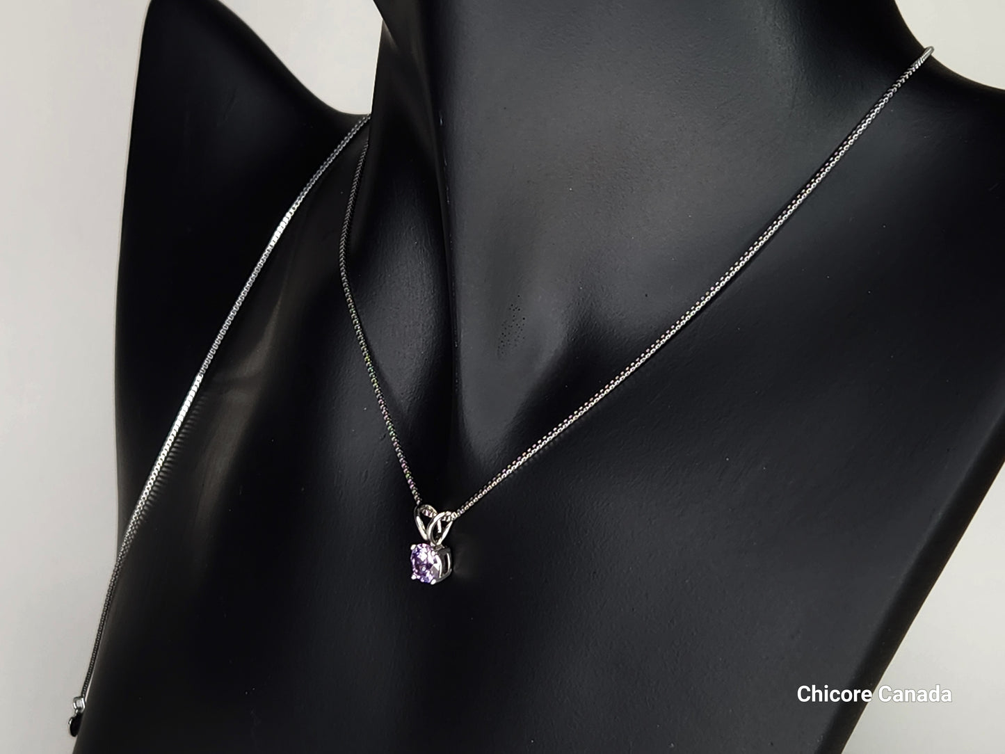 Collier luxueux avec pendentif en oxyde de zirconium violet et chaîne réglable