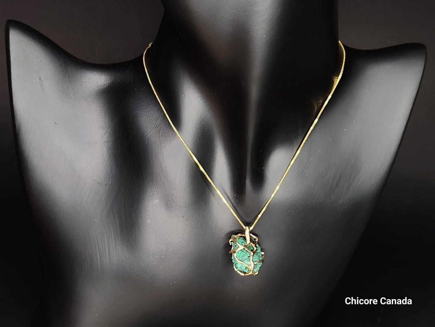Un élégant collier pendentif en malachite verte brute avec chaîne réglable - Adoptez la transformation et l'équilibre