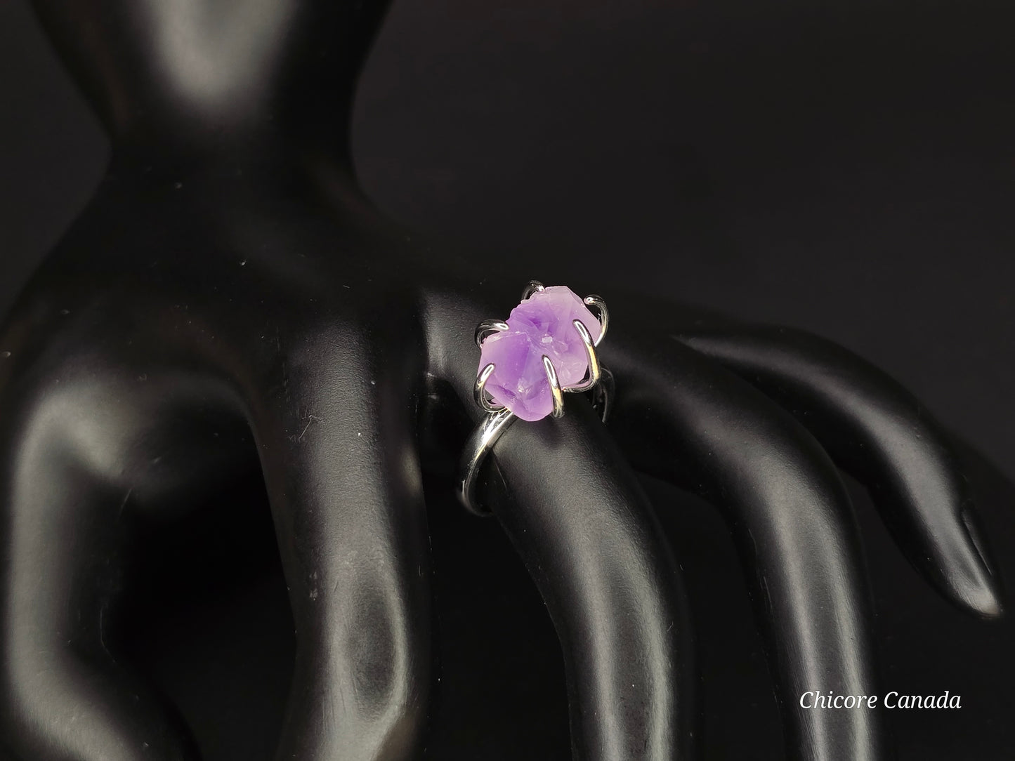 Beauté artisanale en améthyste : bague artisanale élégante et ajustable