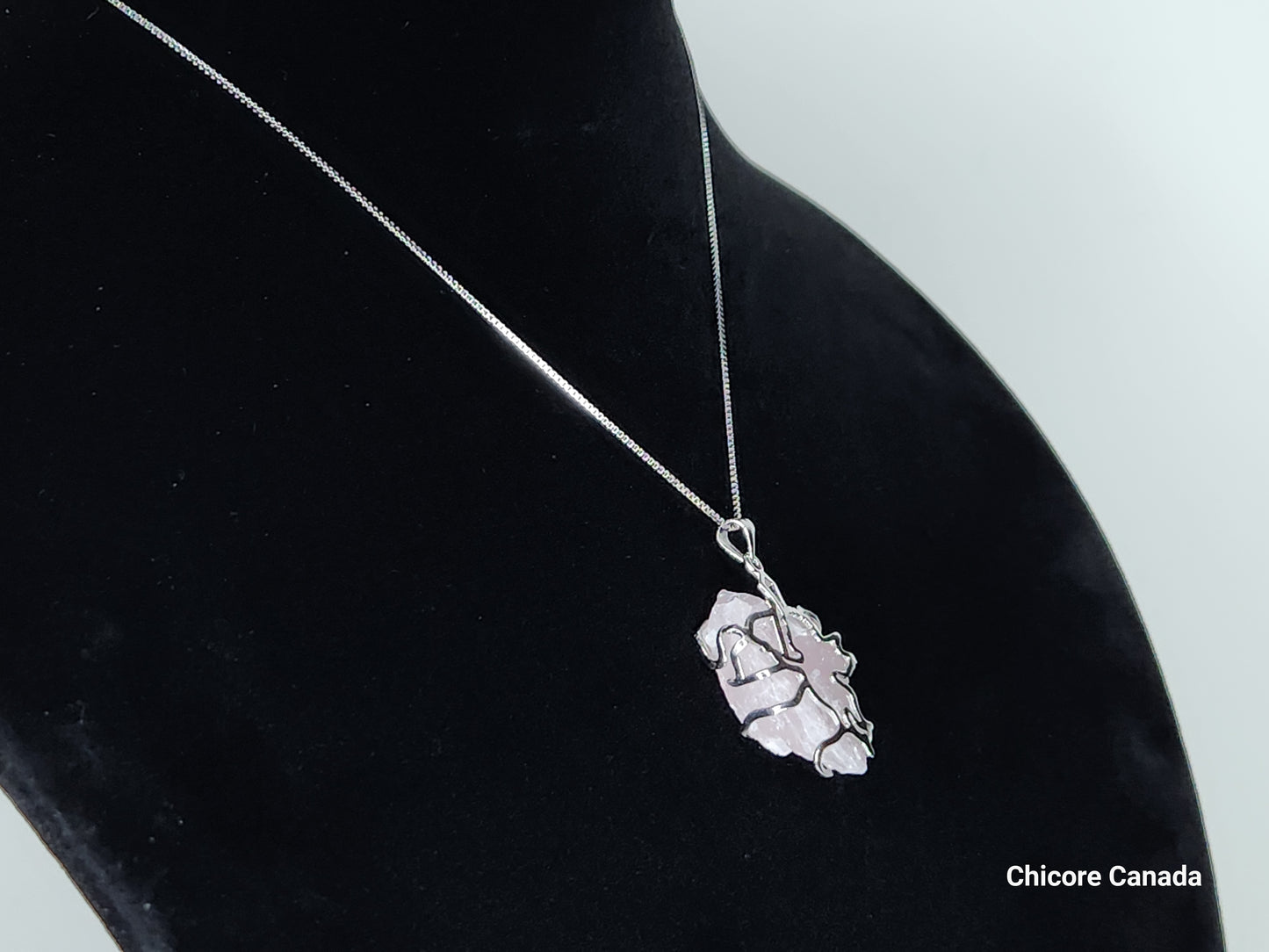 Collier pendentif en argent sterling 925 fait à la main mettant en vedette Cupidon sur une pierre d'améthyste brute avec collier réglable