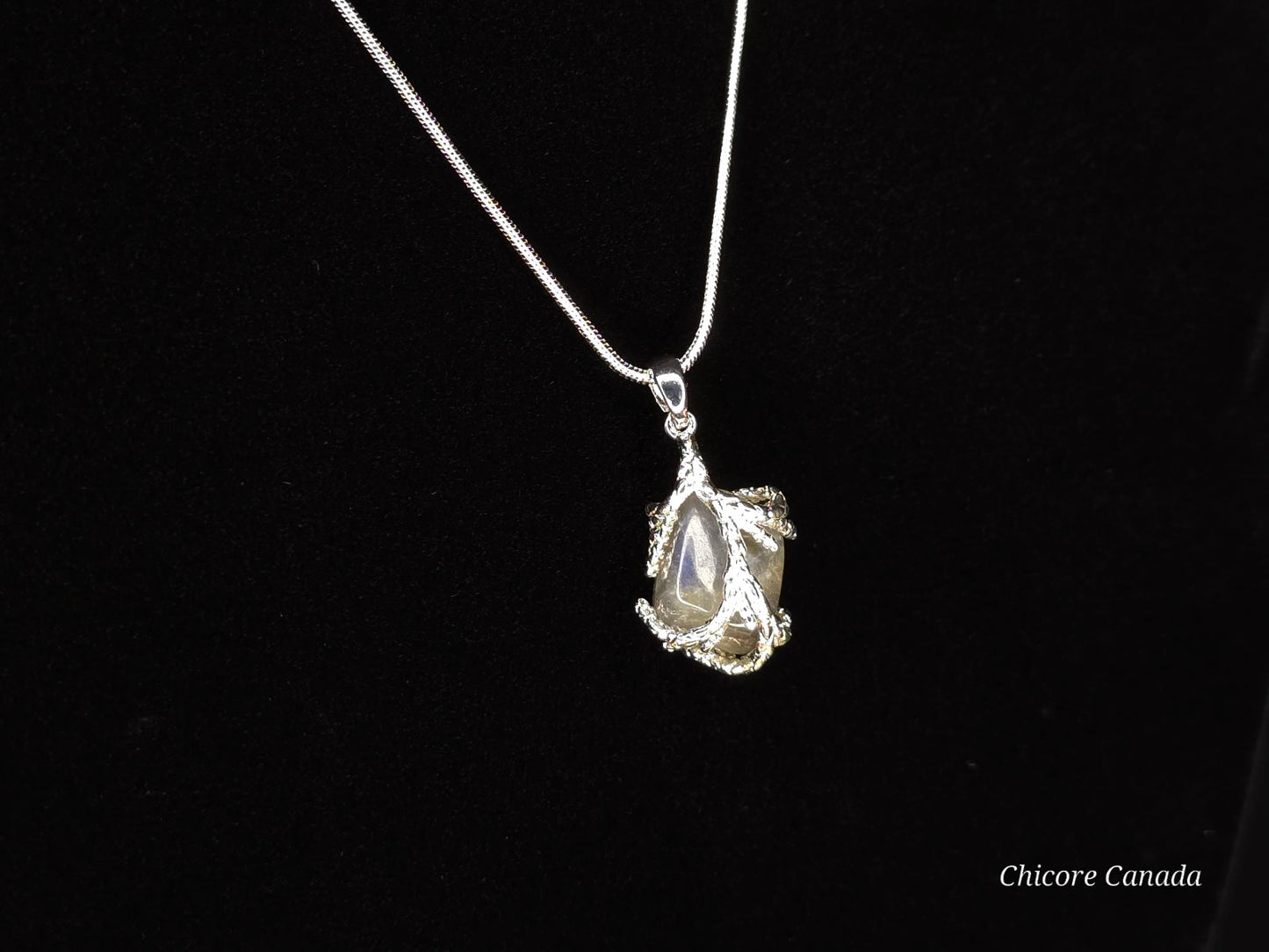 Collier pendentif en pierre de lune naturelle fait main exquis – une touche d’élégance intemporelle