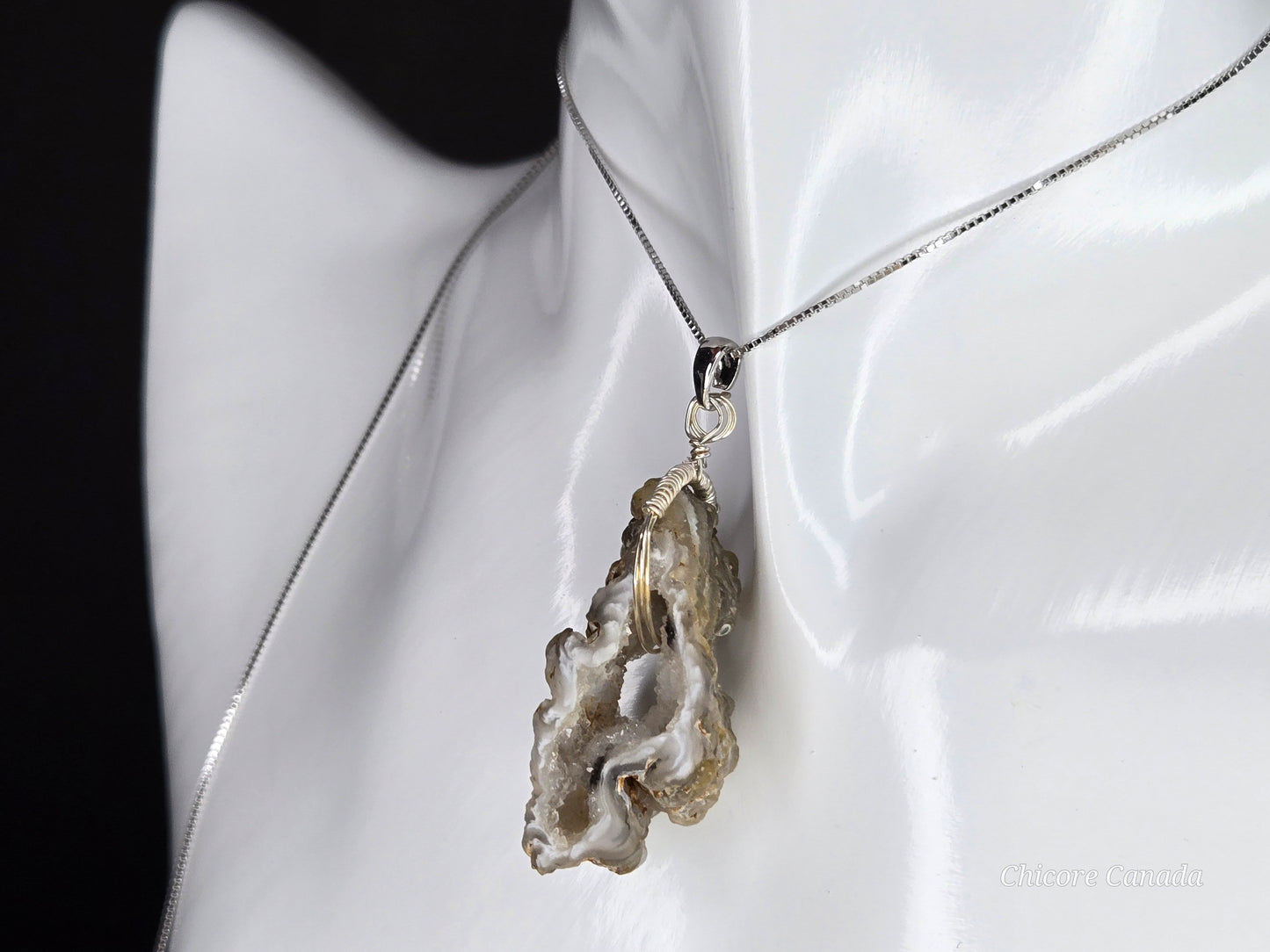 Agate Geode Slice Pendant – Shine Bright with Natural Crystal Sparkle