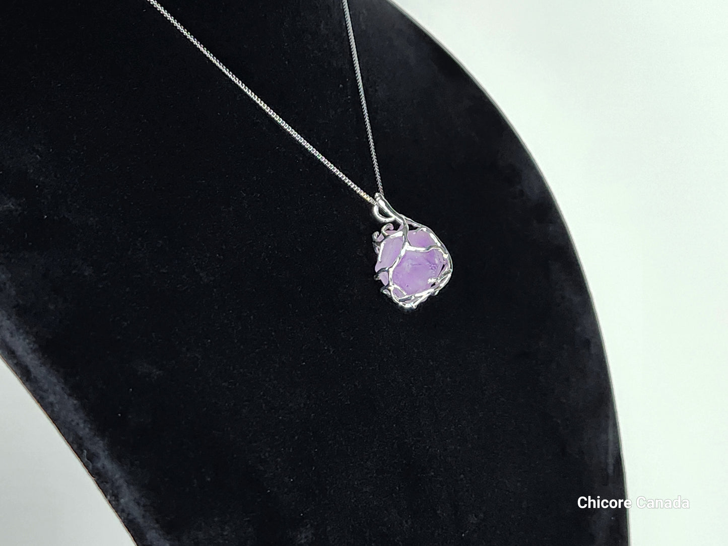 Pendentif exquis en améthyste brute naturelle fait à la main avec collier réglable