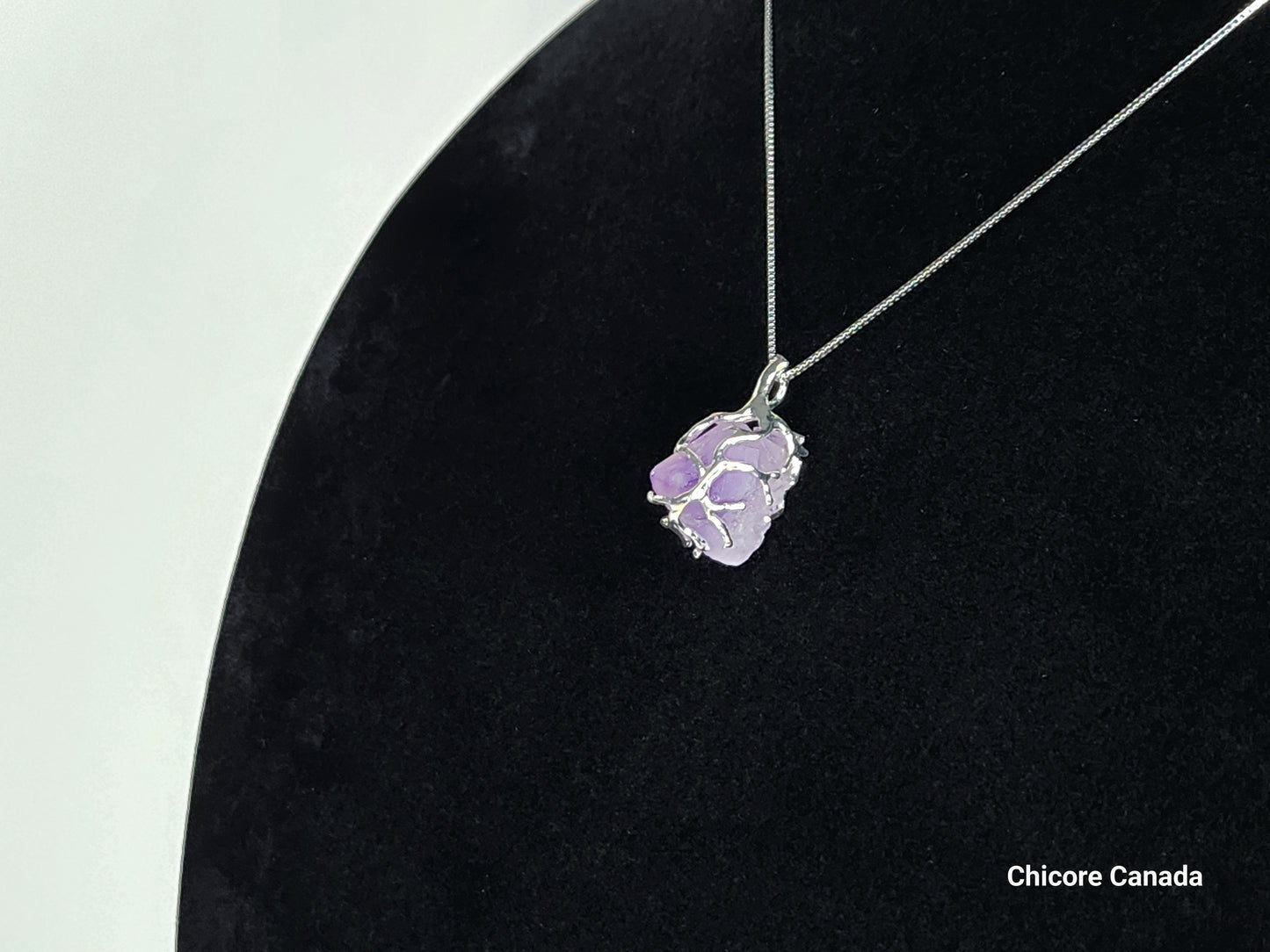 Pendentif exquis en améthyste brute naturelle fait à la main avec collier réglable