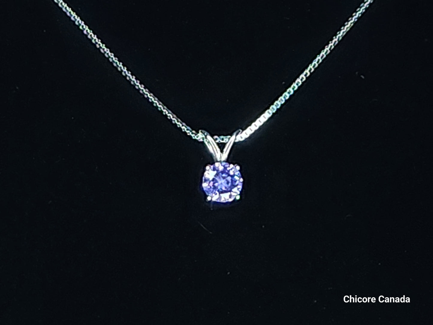 Collier luxueux avec pendentif en oxyde de zirconium violet et chaîne réglable