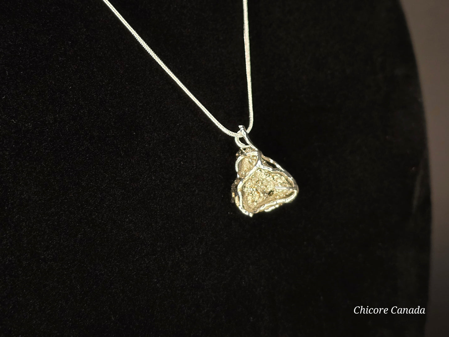Collier pendentif en pyrite exquis fait à la main - Une élégance luxueuse dans chaque détail