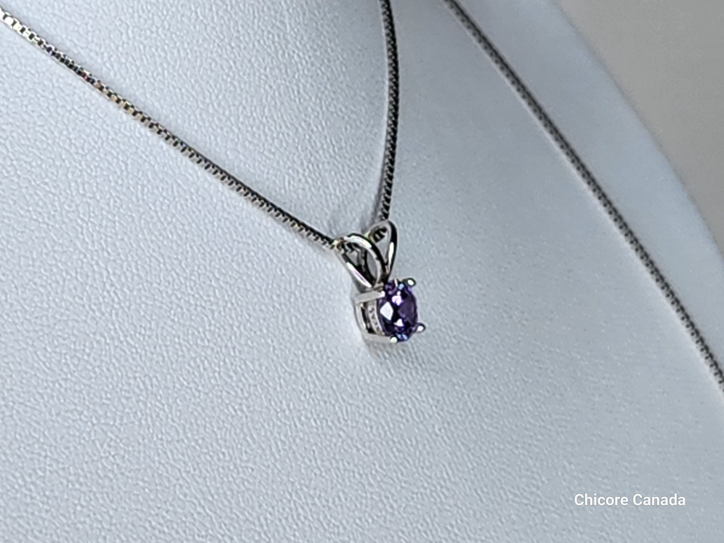 Collier luxueux avec pendentif en oxyde de zirconium violet et chaîne réglable