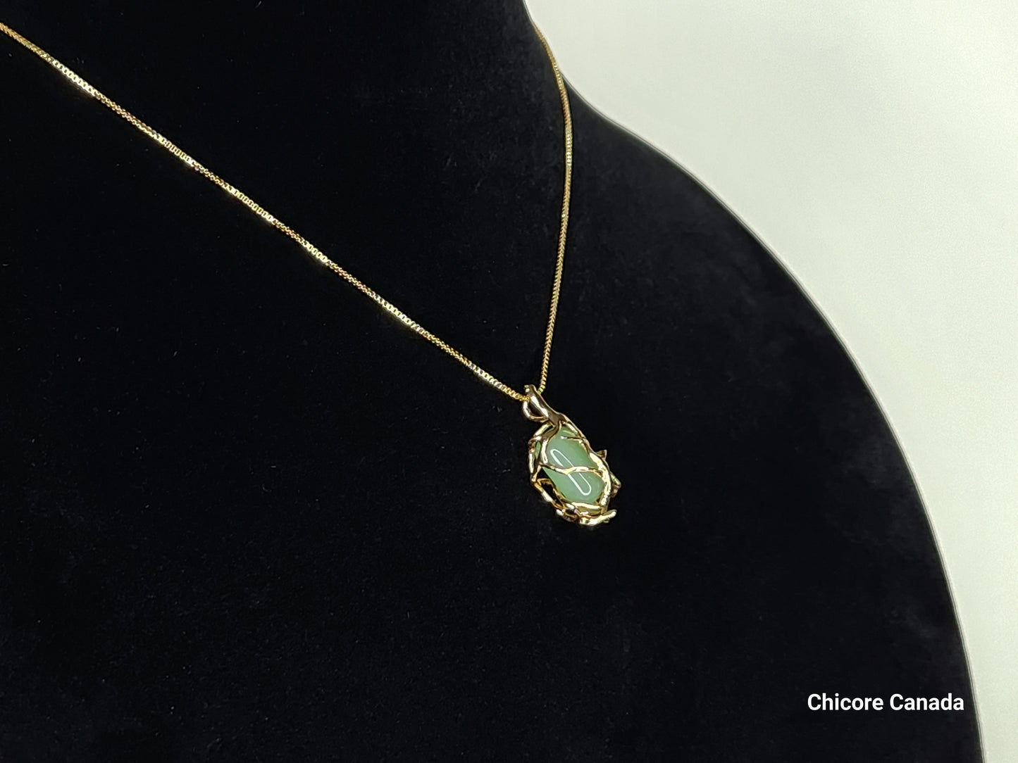 Pendentif en jade naturel fait main avec collier ajustable – Un charme de magie éternelle