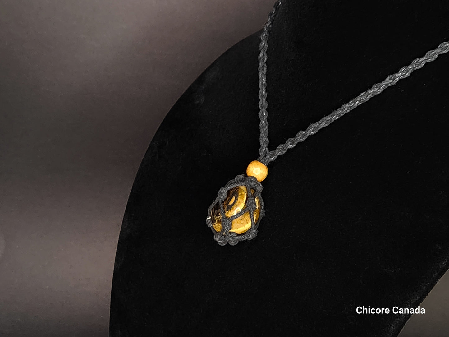 Pendentif en œil de tigre fabriqué à la main dans une cage en corde avec collier réglable – Cadeau rassurant et élégant