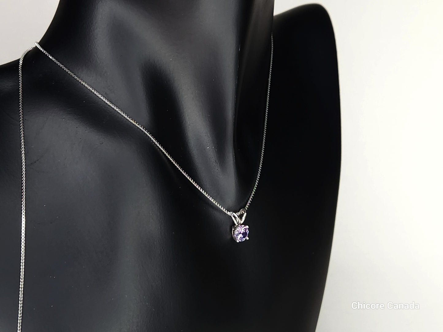 Collier luxueux avec pendentif en oxyde de zirconium violet et chaîne réglable