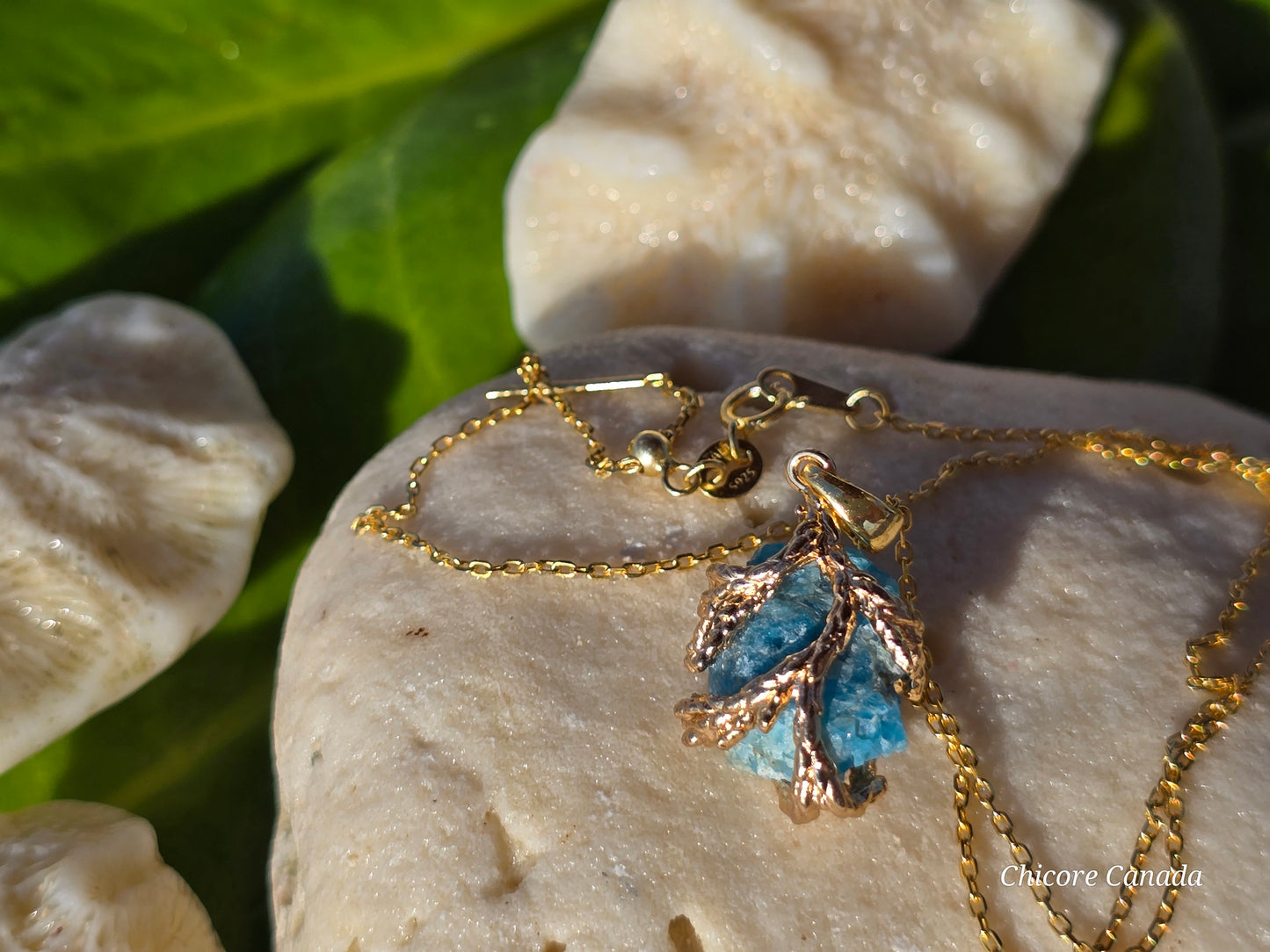 Collier pendentif en apatite bleue brute fait main élégant au design délicat