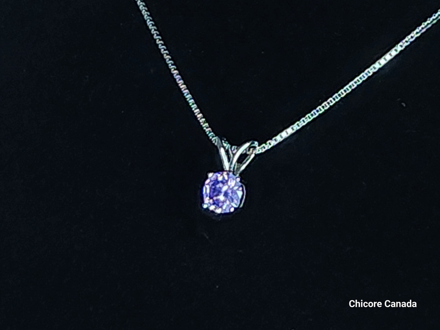 Collier luxueux avec pendentif en oxyde de zirconium violet et chaîne réglable