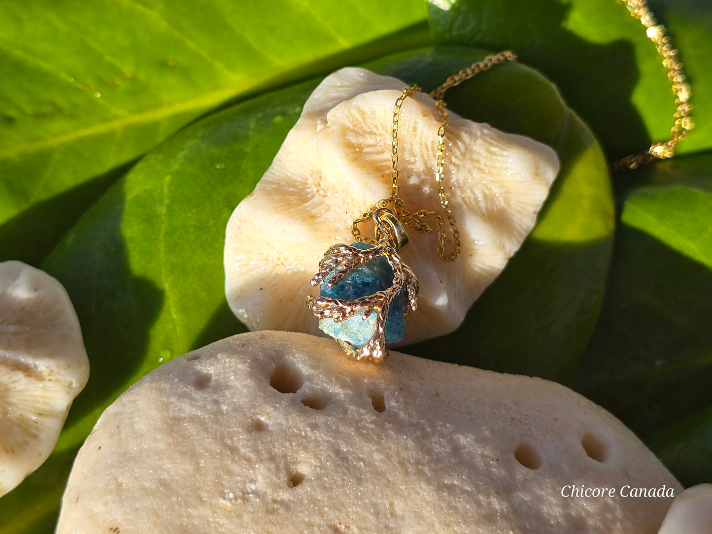 Collier pendentif en apatite bleue brute fait main élégant au design délicat