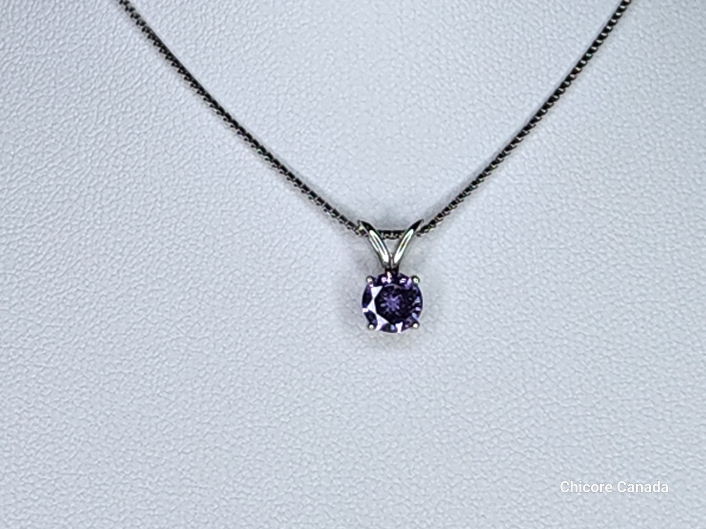Collier luxueux avec pendentif en oxyde de zirconium violet et chaîne réglable