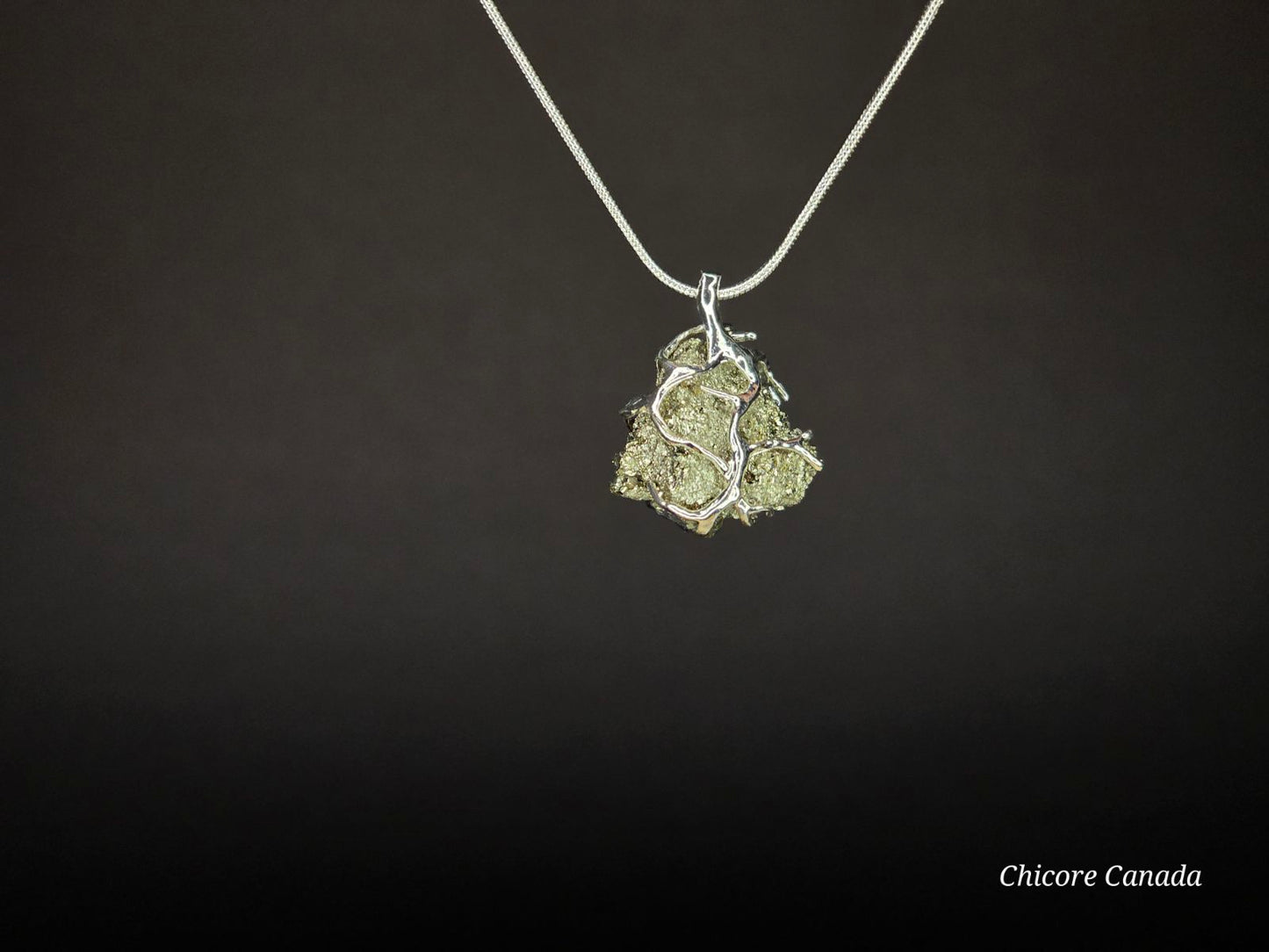 Collier pendentif en pyrite exquis fait à la main - Une élégance luxueuse dans chaque détail