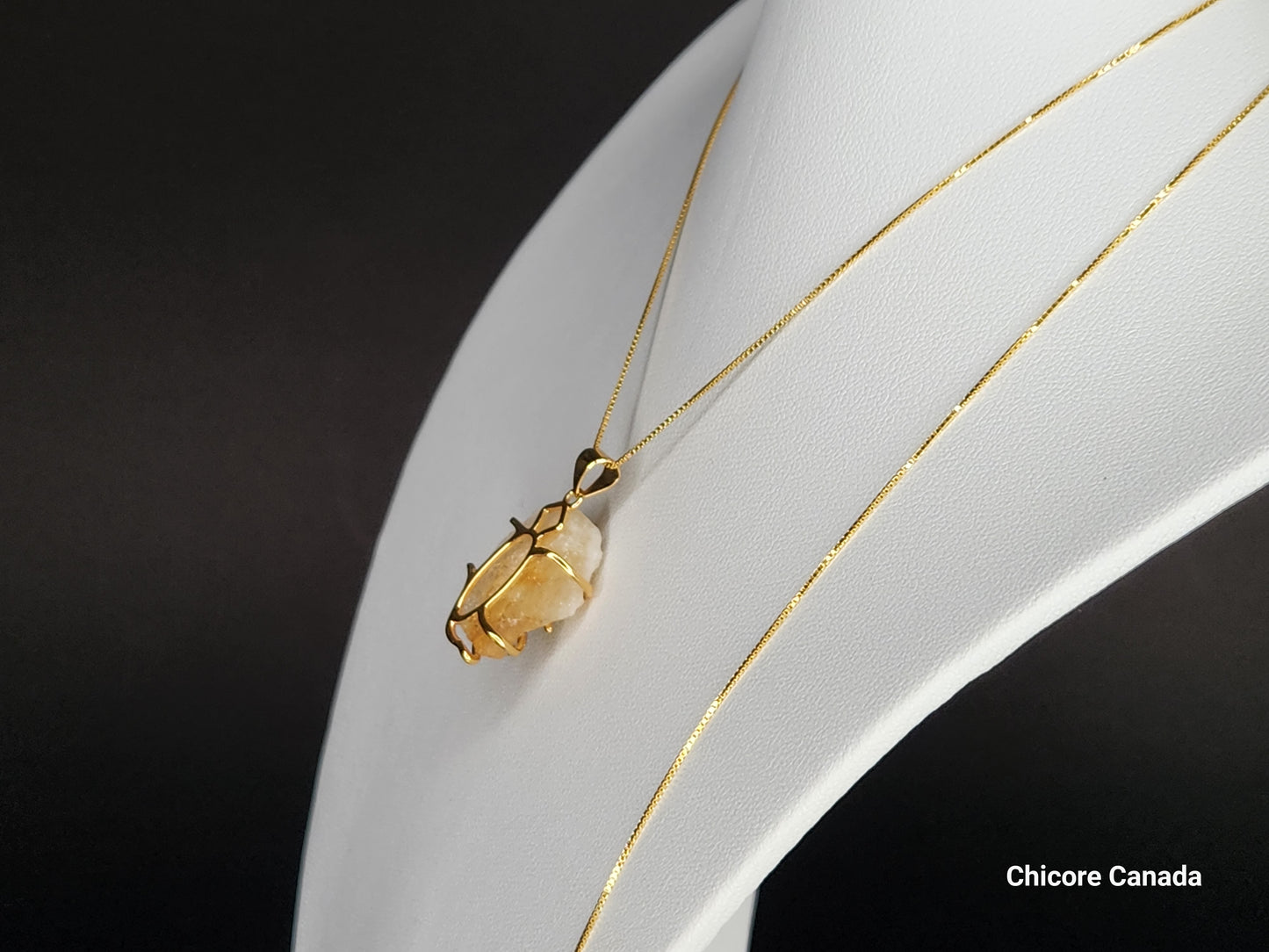 Collier pendentif artisanal en citrine brute naturelle à longueur réglable