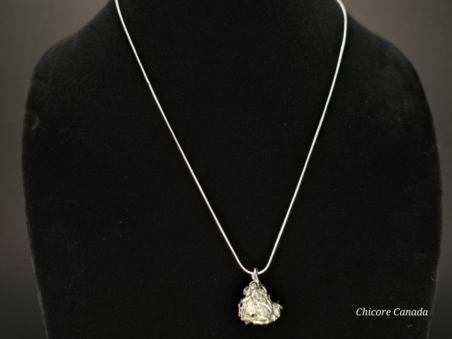 Collier pendentif en pyrite exquis fait à la main - Une élégance luxueuse dans chaque détail