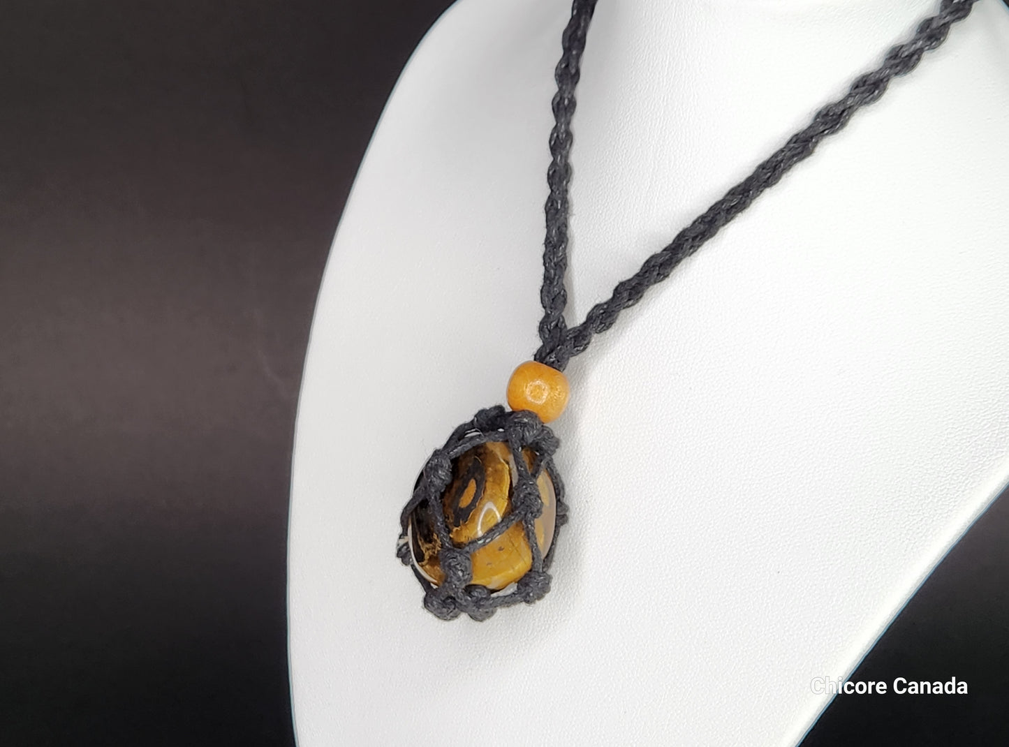 Pendentif en œil de tigre fabriqué à la main dans une cage en corde avec collier réglable – Cadeau rassurant et élégant