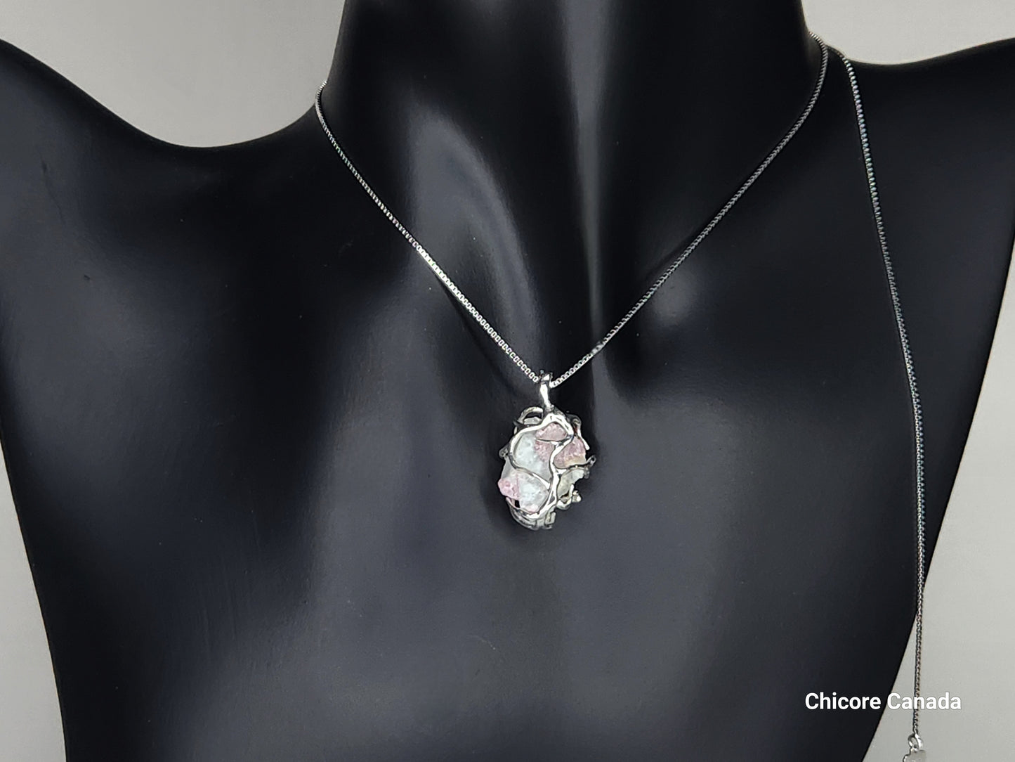 Pendentif en tourmaline rose brute raffiné fait à la main avec chaîne réglable