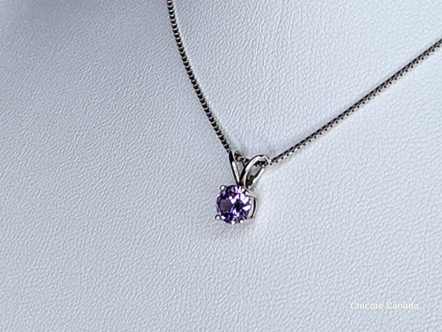 Collier luxueux avec pendentif en oxyde de zirconium violet et chaîne réglable